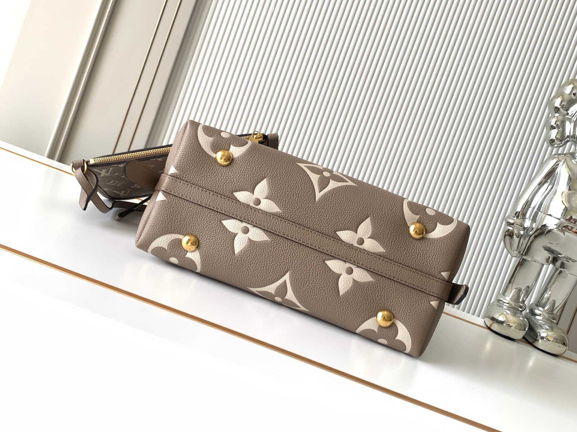 C5085 P【Full-steel hardware MB163c01 variable code chip】Premium quality with complete packaging. Model number: M47180, Elephant gray. This CarryAll small-sized bag is made from Monogram Empreinte leather, reflecting the elegant style of the LV Milky Way s — image 4