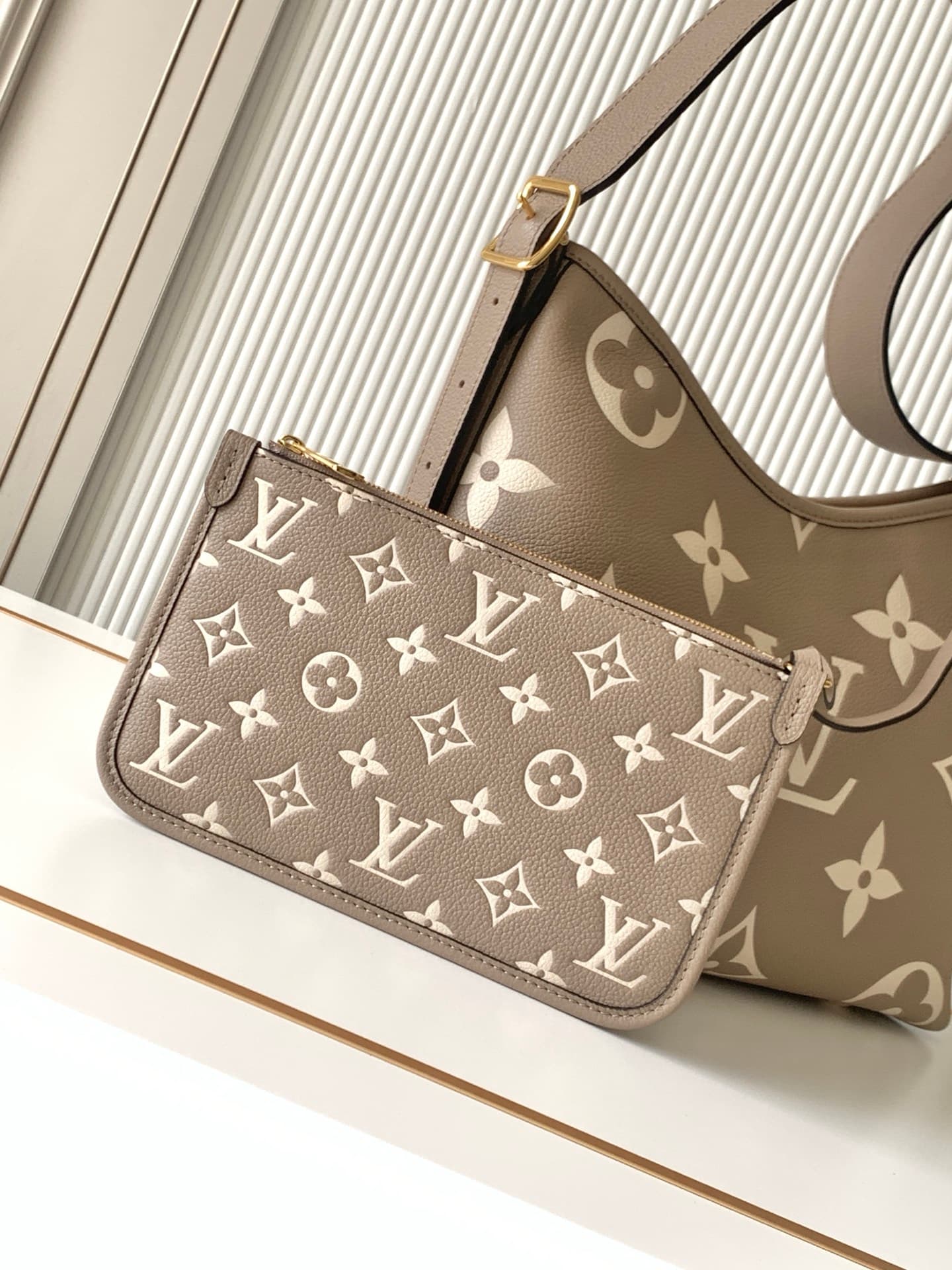 C5085 P【Full-steel hardware MB163c01 variable code chip】Premium quality with complete packaging. Model number: M47180, Elephant gray. This CarryAll small-sized bag is made from Monogram Empreinte leather, reflecting the elegant style of the LV Milky Way s — image 5