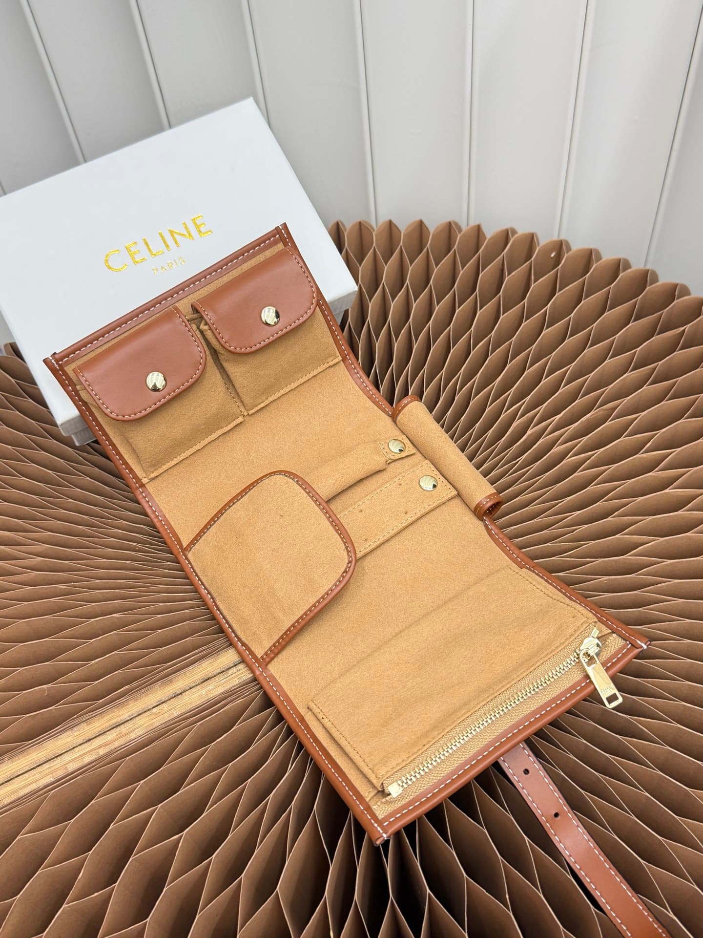 C410 CELINE fabric and cowhide jewelry bag — image 8