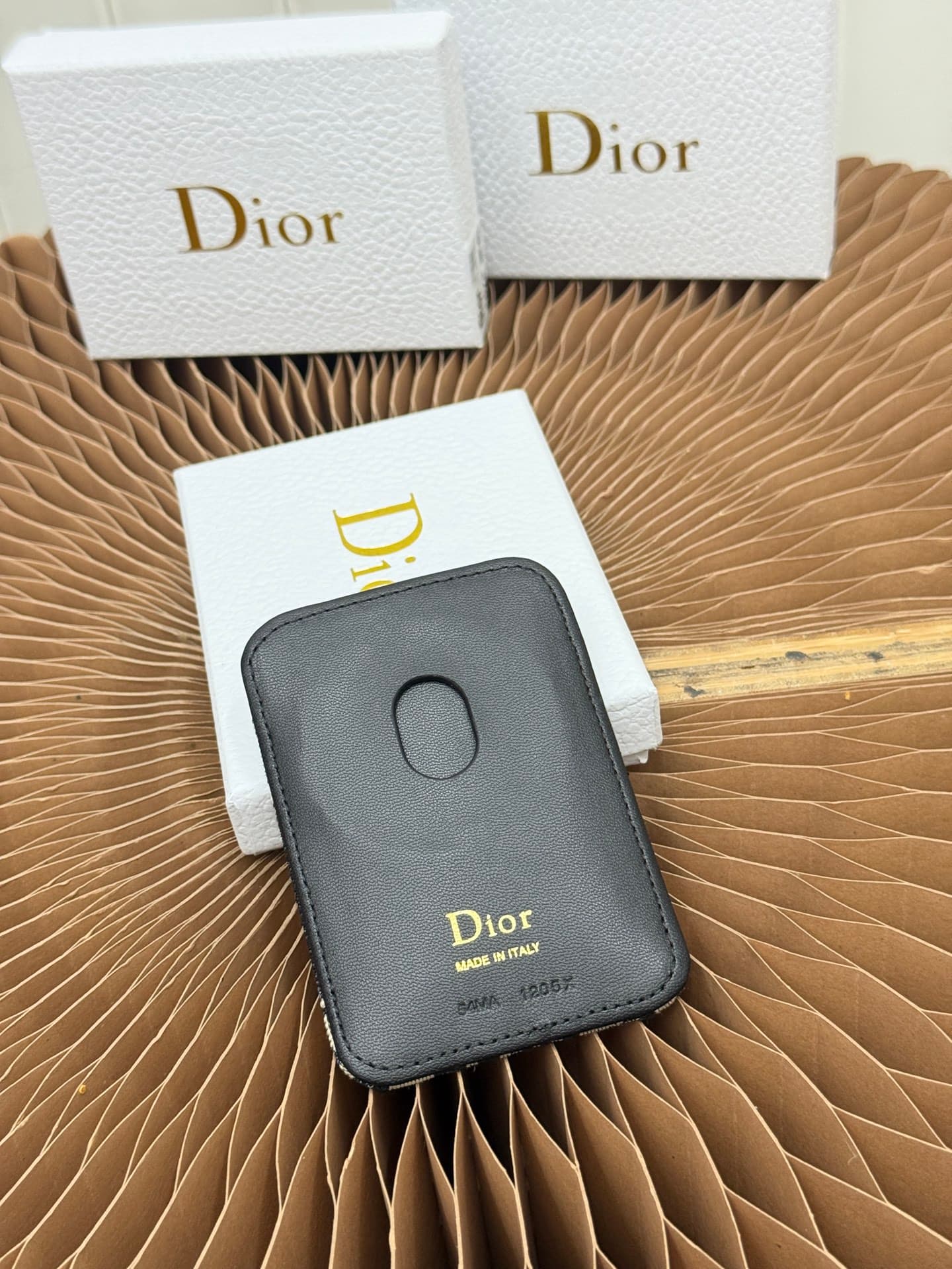 C390 This Lady Dior magnet card case is a delicate accessory that showcases the brand’s exquisite craftsmanship. The Cannage pattern in thread motif and the leather design are adorned with intricate bow ties – these are new elements of the Dior logo, high — image 3