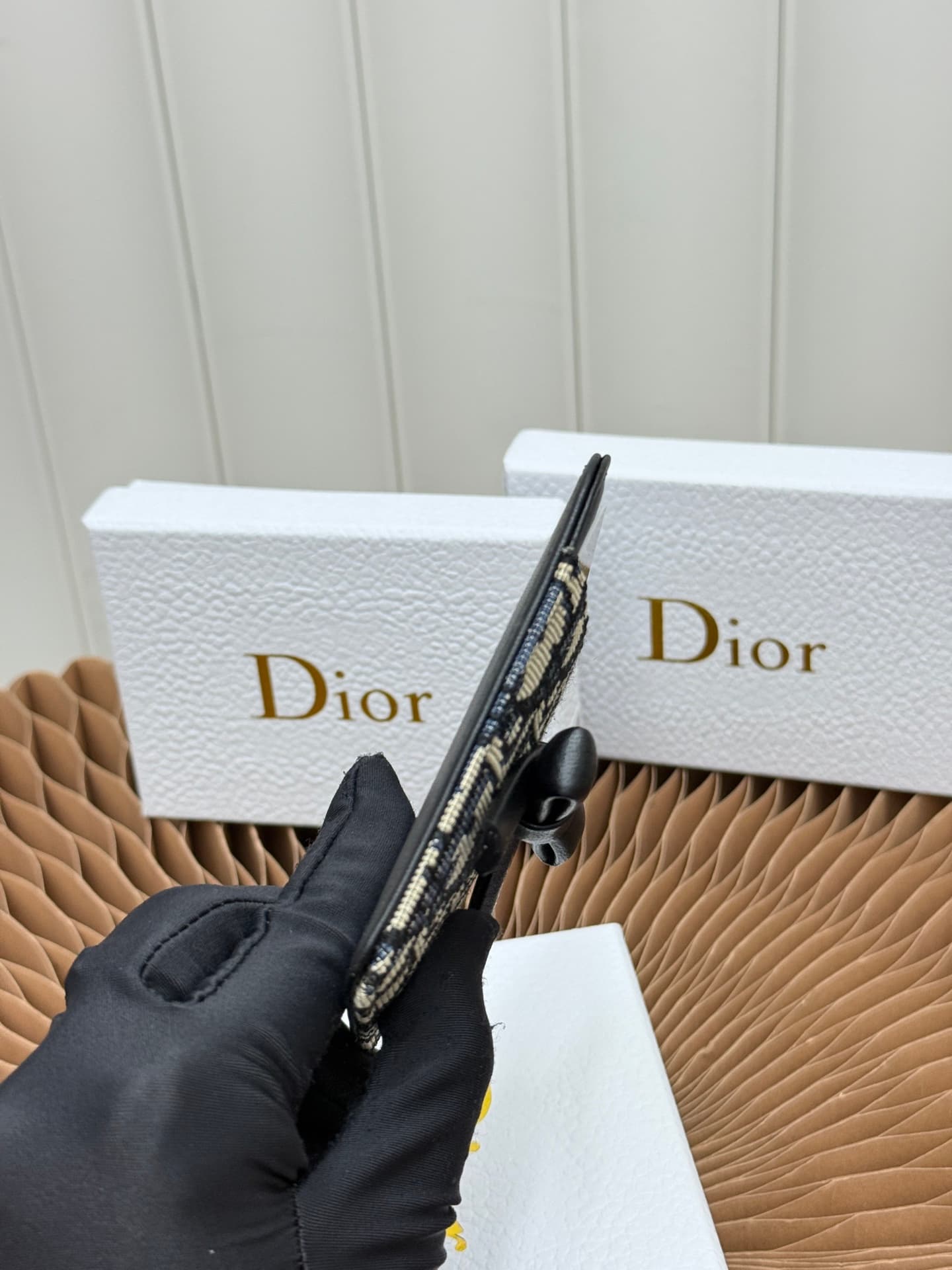 C390 This Lady Dior magnet card case is a delicate accessory that showcases the brand’s exquisite craftsmanship. The Cannage pattern in thread motif and the leather design are adorned with intricate bow ties – these are new elements of the Dior logo, high — image 6