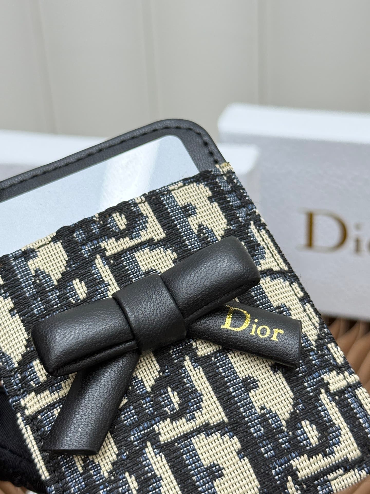 C390 This Lady Dior magnet card case is a delicate accessory that showcases the brand’s exquisite craftsmanship. The Cannage pattern in thread motif and the leather design are adorned with intricate bow ties – these are new elements of the Dior logo, high — image 5