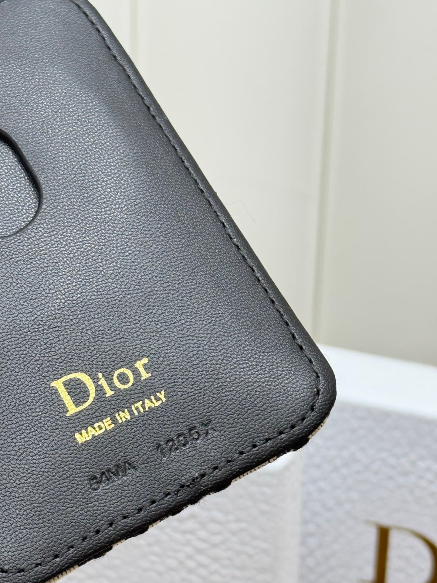 C390 This Lady Dior magnet card case is a delicate accessory that showcases the brand’s exquisite craftsmanship. The Cannage pattern in thread motif and the leather design are adorned with intricate bow ties – these are new elements of the Dior logo, high — image 7