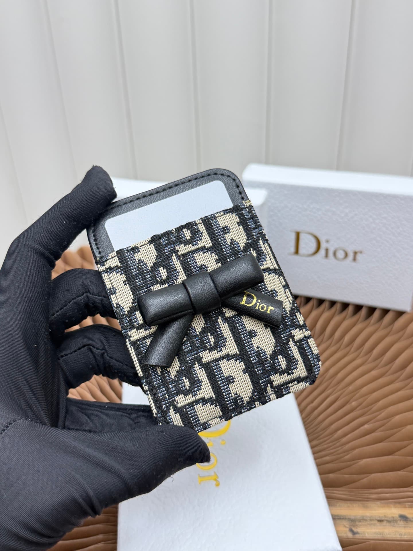C390 This Lady Dior magnet card case is a delicate accessory that showcases the brand’s exquisite craftsmanship. The Cannage pattern in thread motif and the leather design are adorned with intricate bow ties – these are new elements of the Dior logo, high — image 4
