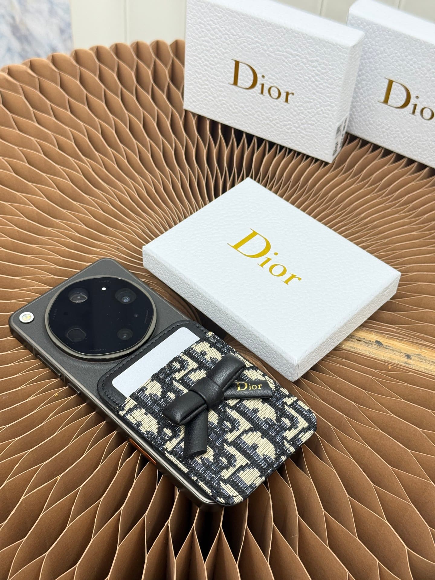 C390 This Lady Dior magnet card case is a delicate accessory that showcases the brand’s exquisite craftsmanship. The Cannage pattern in thread motif and the leather design are adorned with intricate bow ties – these are new elements of the Dior logo, high — image 8