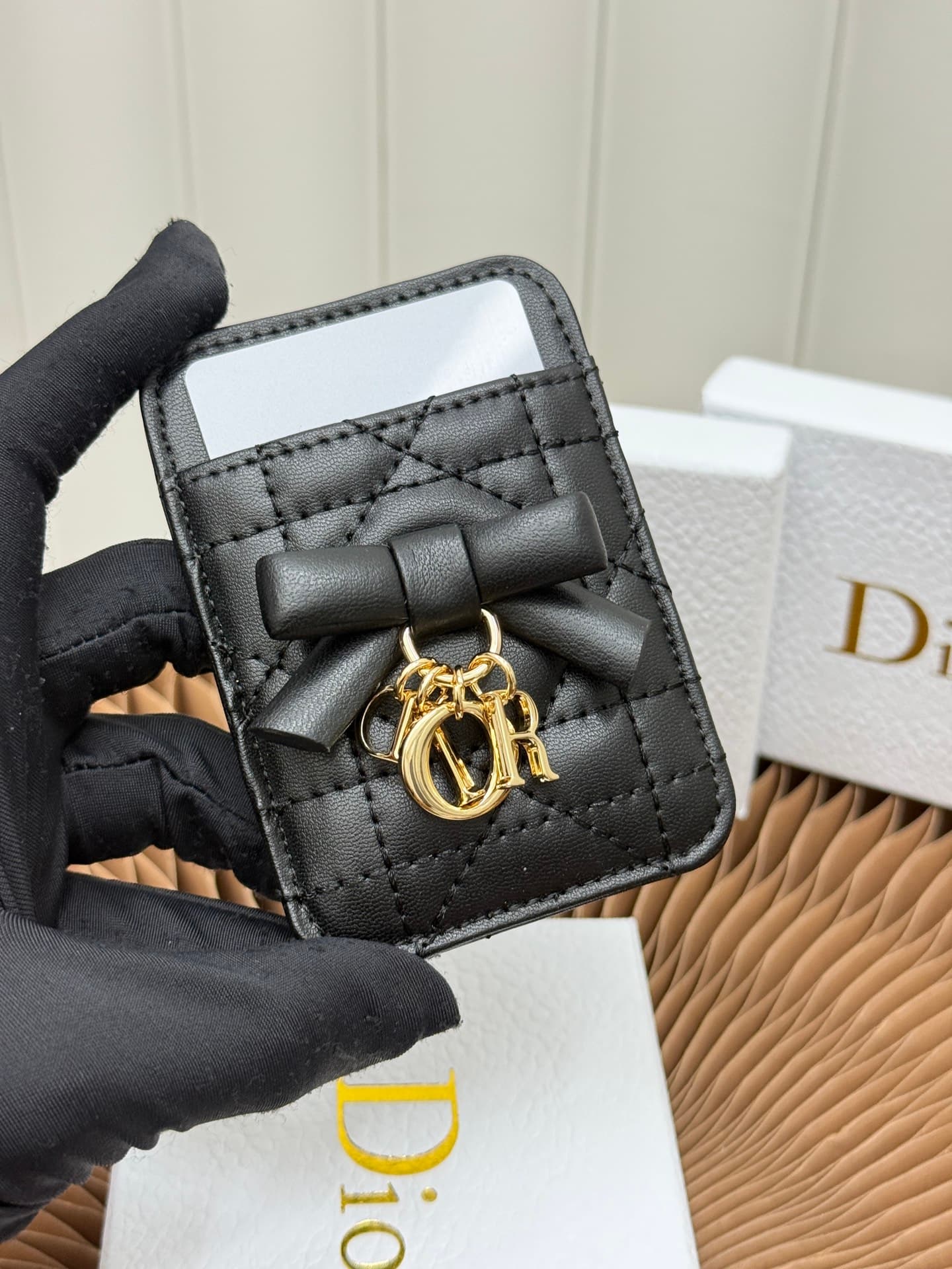 C388 This Lady Dior magnet card case is a delicate accessory that showcases the brand’s exquisite craftsmanship. The Cannage pattern and the羊 leather texture are adorned with intricate bow ties – these are new elements of the Dior logo, highlighting the e — image 4