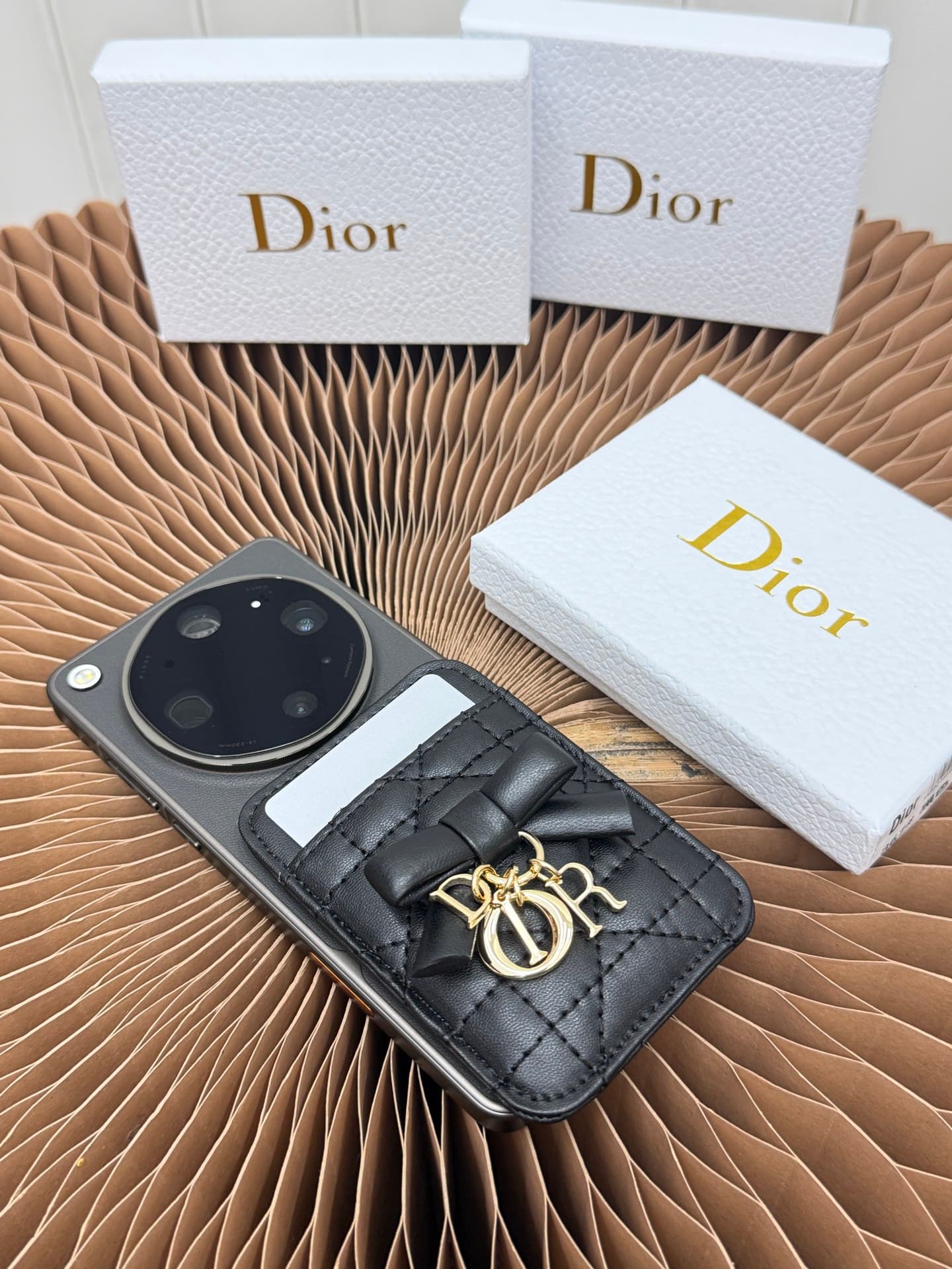 C388 This Lady Dior magnet card case is a delicate accessory that showcases the brand’s exquisite craftsmanship. The Cannage pattern and the羊 leather texture are adorned with intricate bow ties – these are new elements of the Dior logo, highlighting the e — image 8