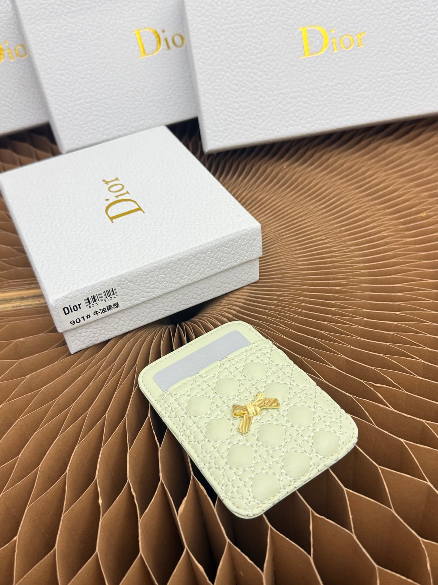 C393 This Baby Bow magnet card case is beautifully designed and practical. The black mini pattern with twill texture, along with the delicate bow ties, offer a clever new interpretation of the classic brand’s theme. This elegant card case can be used in c — image 8