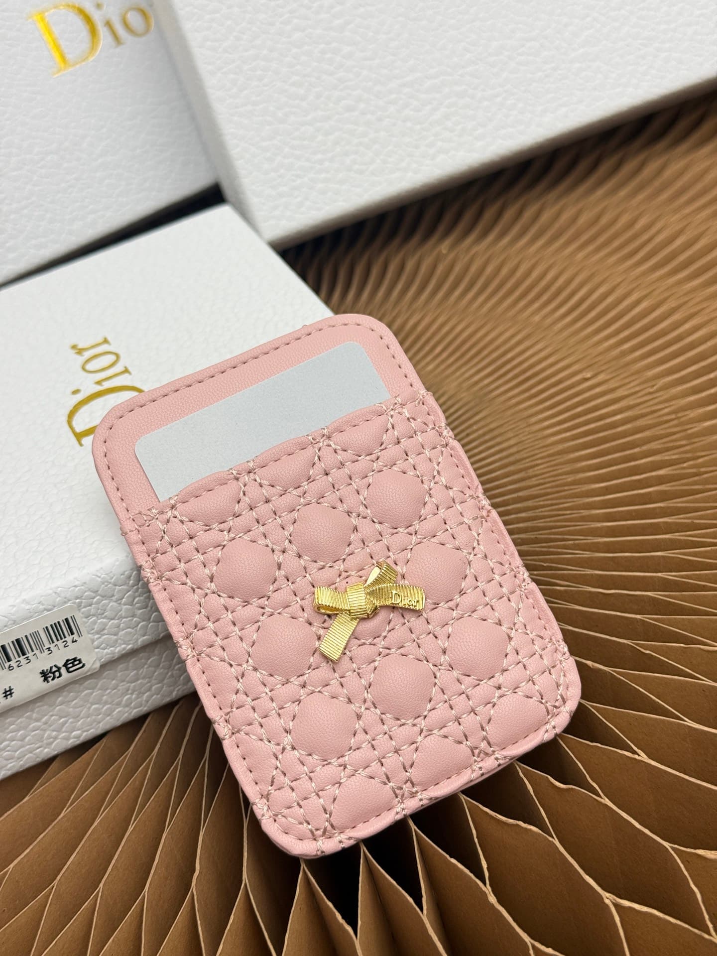 C392 This Baby Bow magnet card case is beautifully designed and practical to use. The black mini herringbone pattern, combined with lambskin material and delicate bow ties, offers a clever new interpretation of the classic brand’s theme. This elegant card — image 5