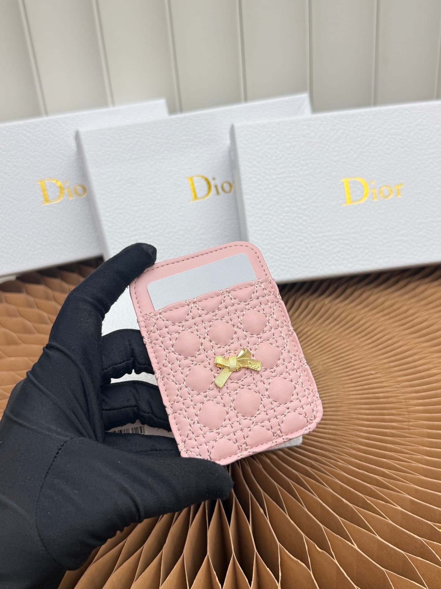 C392 This Baby Bow magnet card case is beautifully designed and practical to use. The black mini herringbone pattern, combined with lambskin material and delicate bow ties, offers a clever new interpretation of the classic brand’s theme. This elegant card — image 4