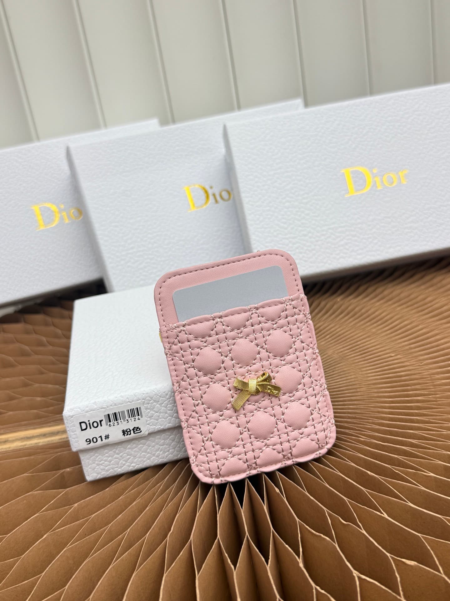 C392 This Baby Bow magnet card case is beautifully designed and practical to use. The black mini herringbone pattern, combined with lambskin material and delicate bow ties, offers a clever new interpretation of the classic brand’s theme. This elegant card — image 1