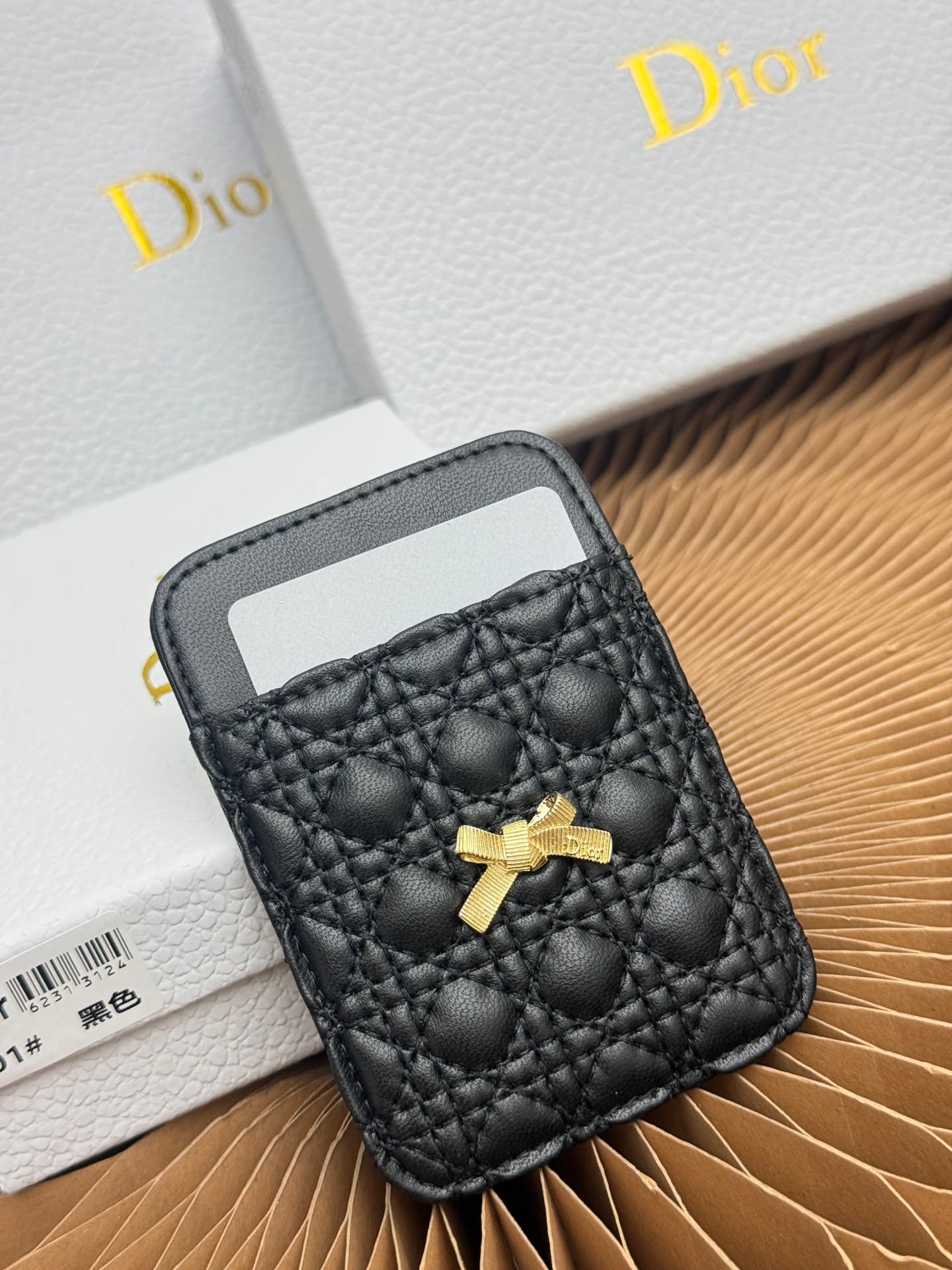 C391 This Baby Bow magnetic card case is beautifully designed and practical to use. The black mini twill pattern with lambskin texture, along with delicate bow details, offers a clever new interpretation of the classic brand’s theme. This elegant card cas — image 5