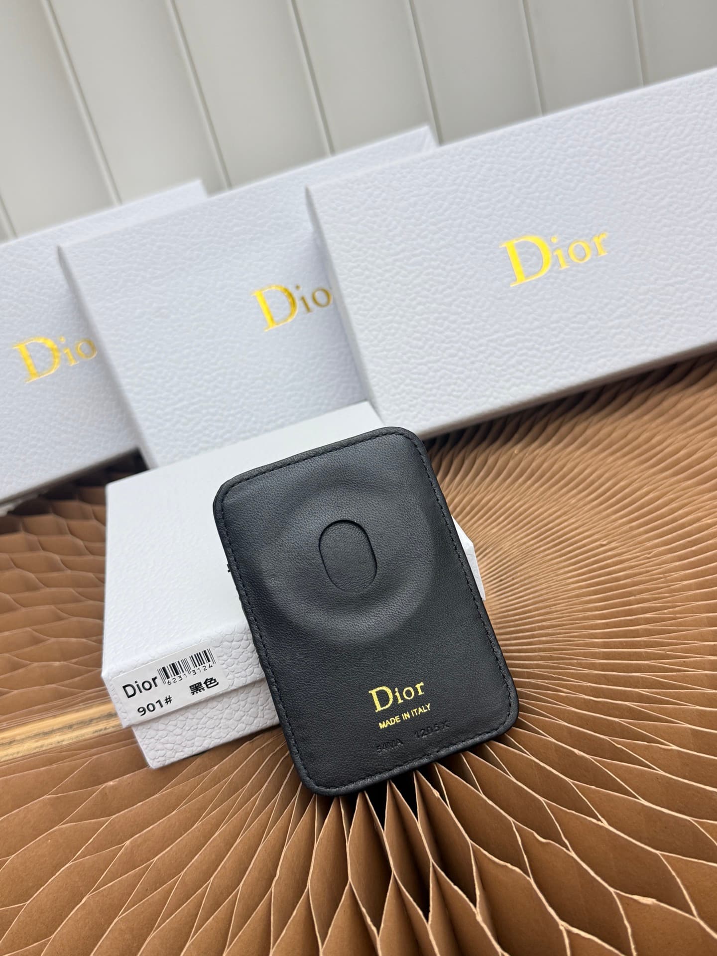 C391 This Baby Bow magnetic card case is beautifully designed and practical to use. The black mini twill pattern with lambskin texture, along with delicate bow details, offers a clever new interpretation of the classic brand’s theme. This elegant card cas — image 3