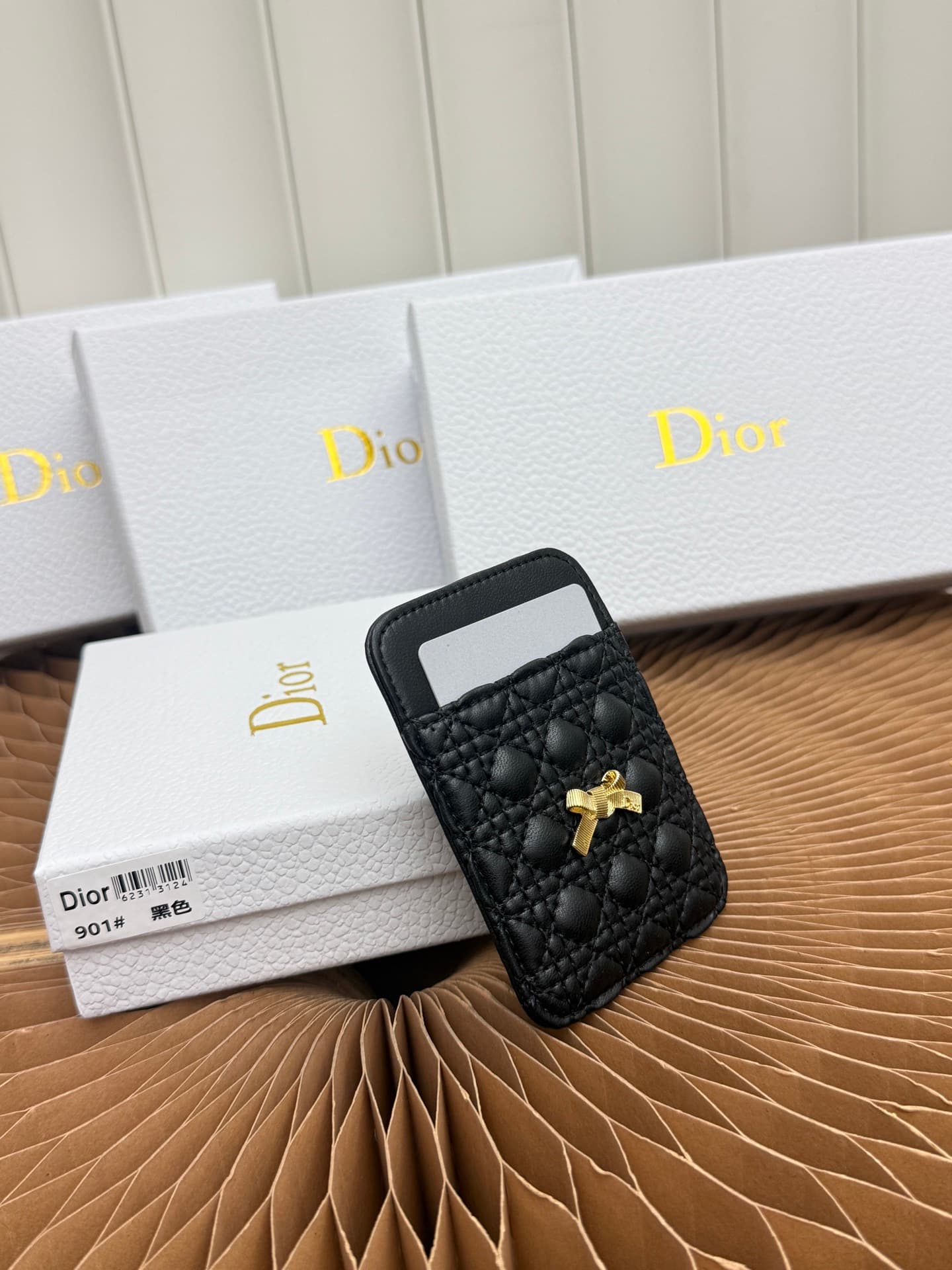 C391 This Baby Bow magnetic card case is beautifully designed and practical to use. The black mini twill pattern with lambskin texture, along with delicate bow details, offers a clever new interpretation of the classic brand’s theme. This elegant card cas — image 2