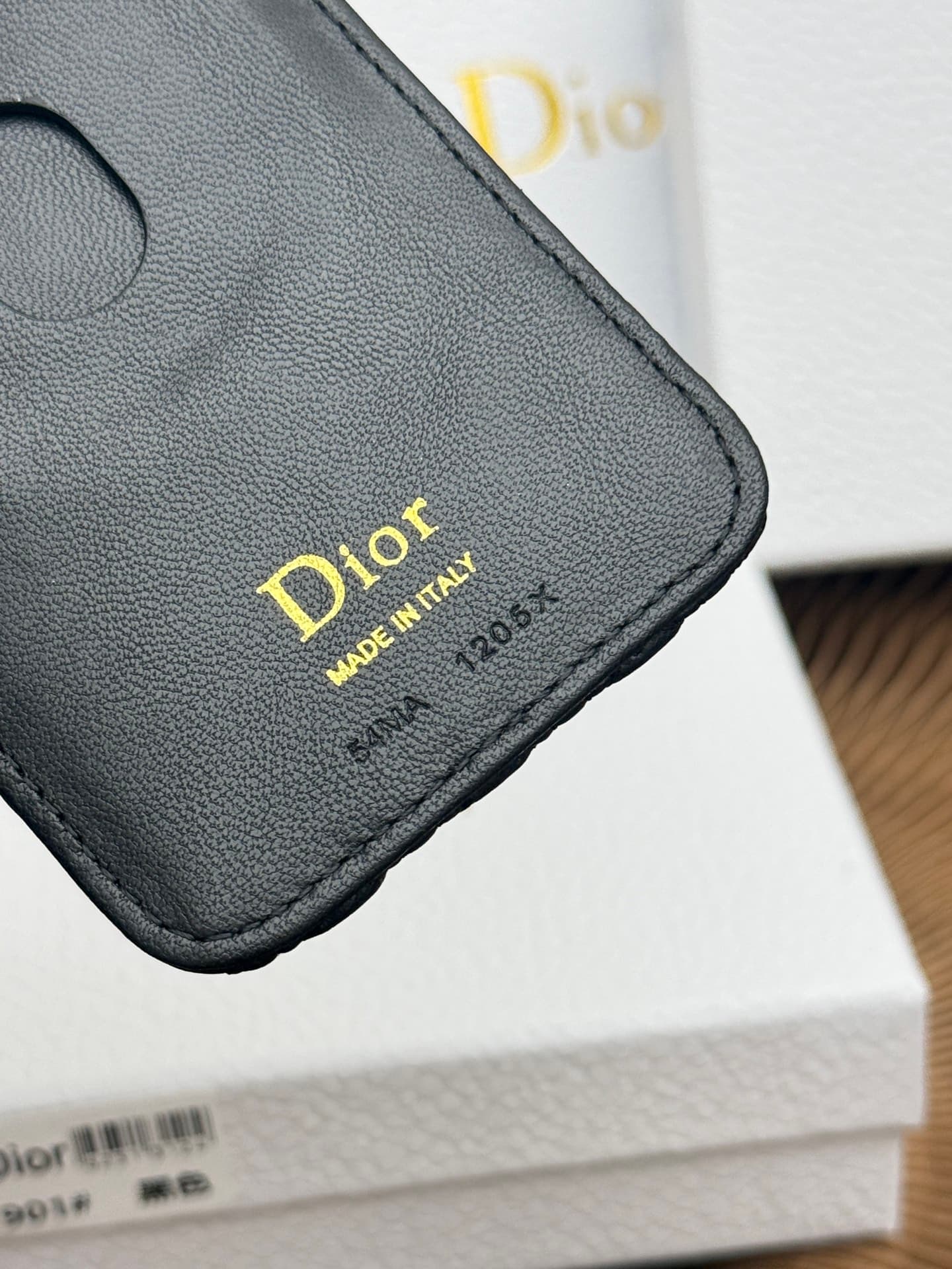 C391 This Baby Bow magnetic card case is beautifully designed and practical to use. The black mini twill pattern with lambskin texture, along with delicate bow details, offers a clever new interpretation of the classic brand’s theme. This elegant card cas — image 8