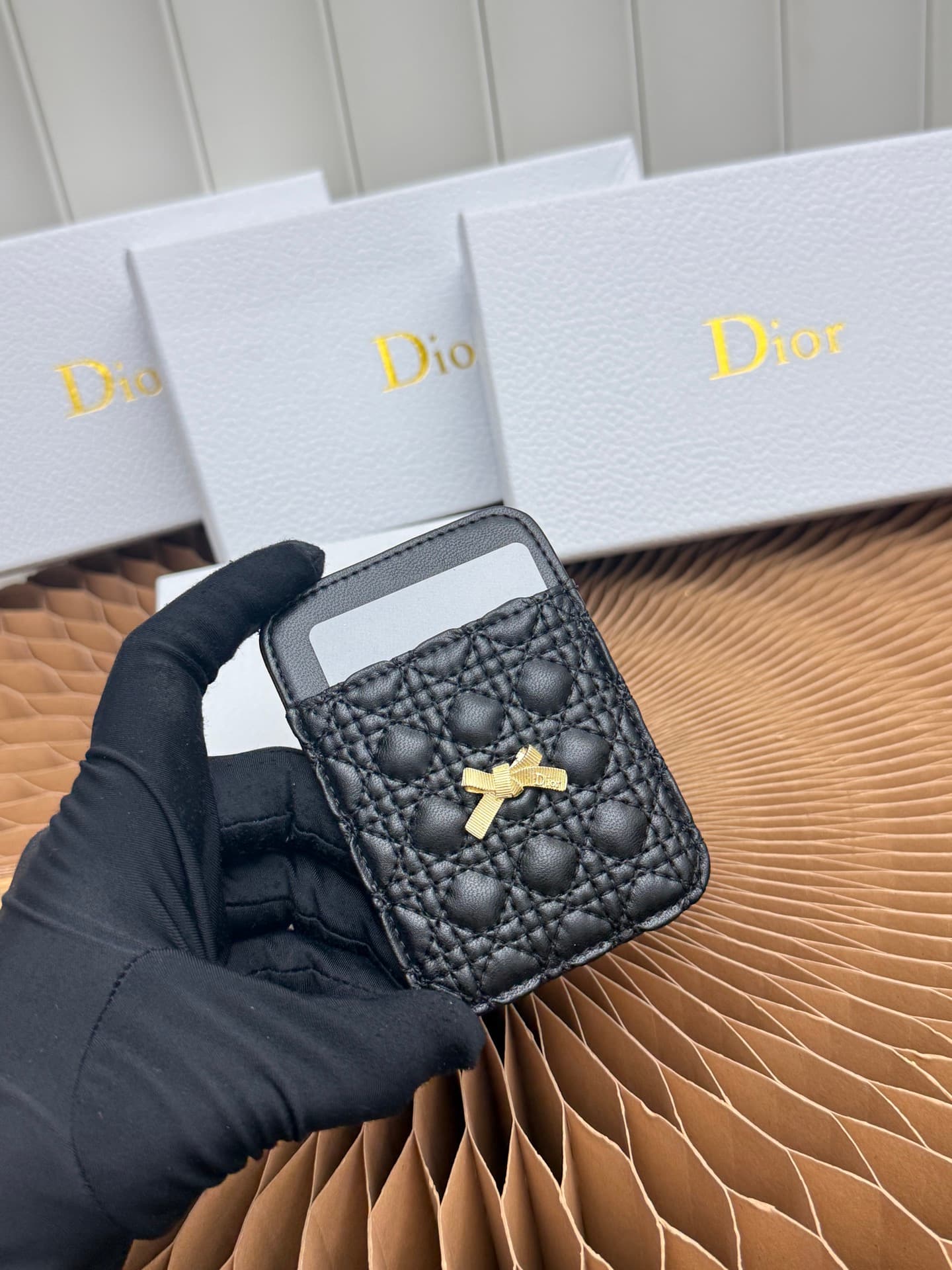 C391 This Baby Bow magnetic card case is beautifully designed and practical to use. The black mini twill pattern with lambskin texture, along with delicate bow details, offers a clever new interpretation of the classic brand’s theme. This elegant card cas — image 4