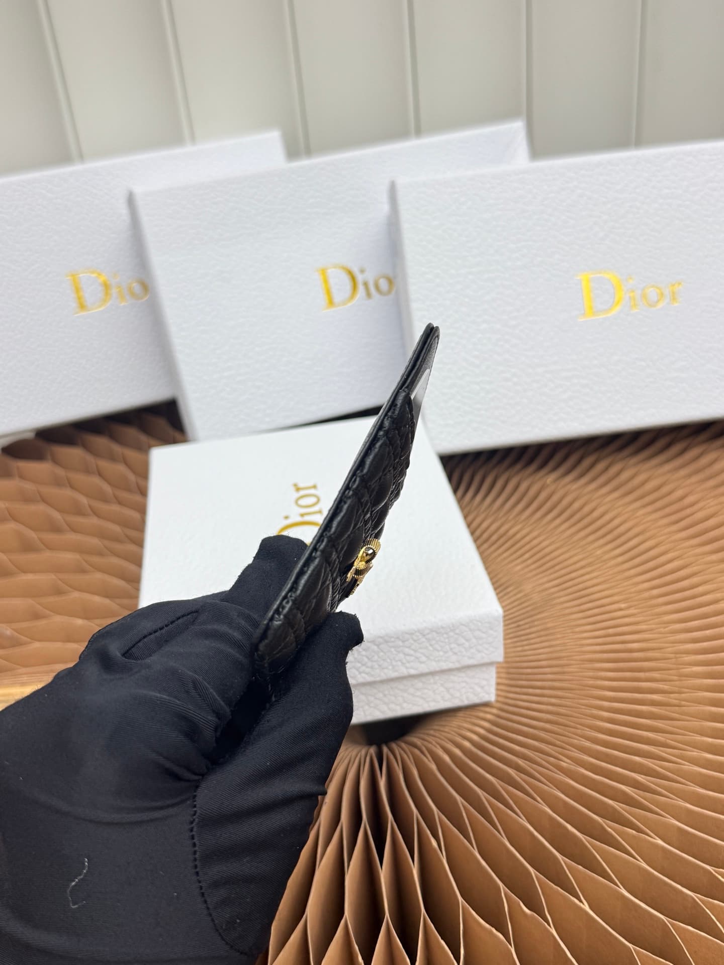 C391 This Baby Bow magnetic card case is beautifully designed and practical to use. The black mini twill pattern with lambskin texture, along with delicate bow details, offers a clever new interpretation of the classic brand’s theme. This elegant card cas — image 7