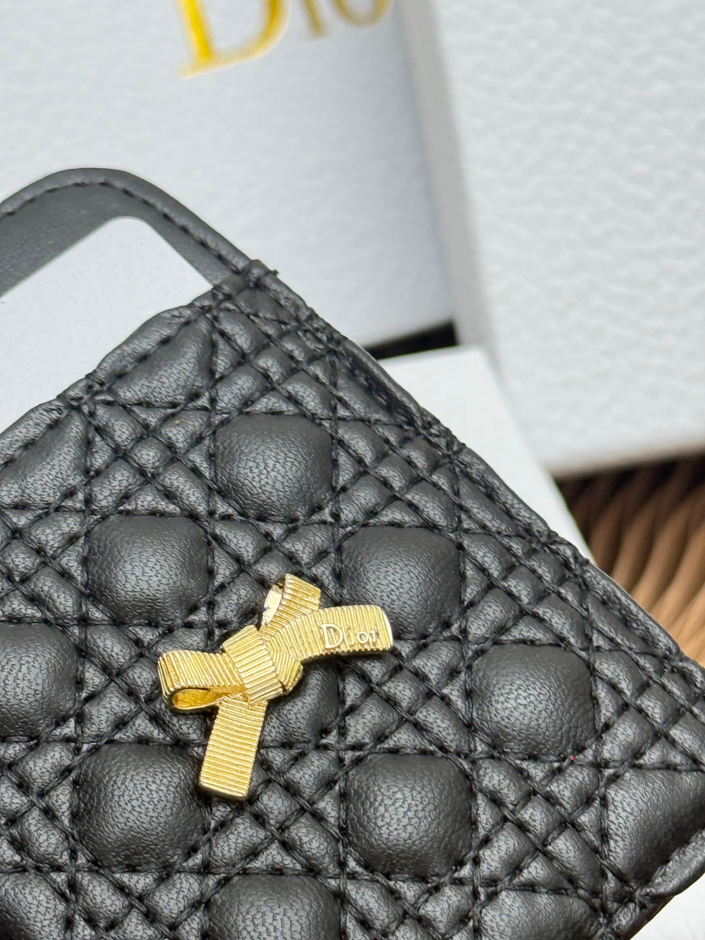 C391 This Baby Bow magnetic card case is beautifully designed and practical to use. The black mini twill pattern with lambskin texture, along with delicate bow details, offers a clever new interpretation of the classic brand’s theme. This elegant card cas — image 6