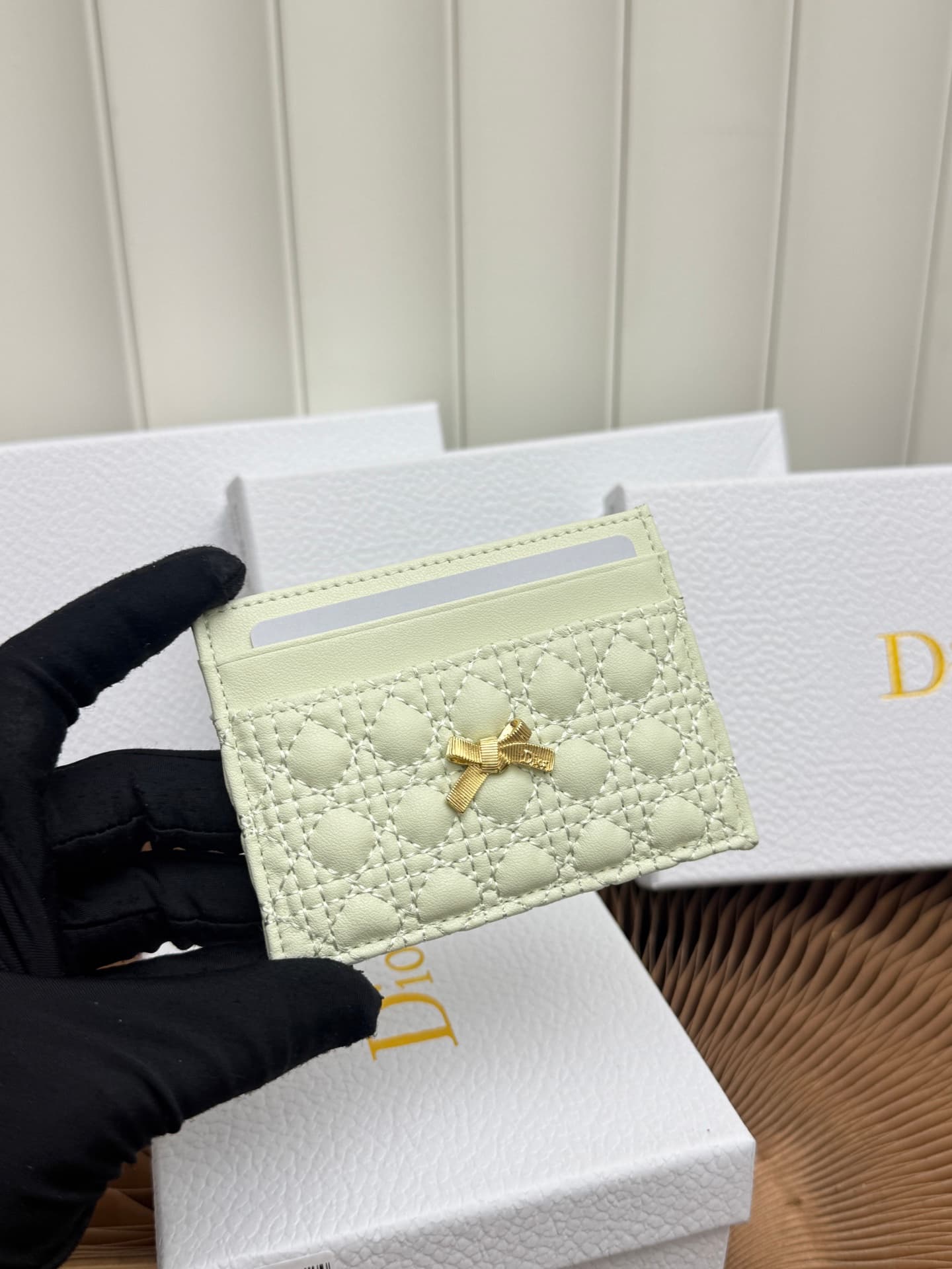 C396 This Baby Bow Freesia card case is designed in a elegant and practical manner. The black mini brocade pattern with leather texture, along with delicate bow details, offers a clever new interpretation of the classic brand’s theme. This exquisite acces — image 4