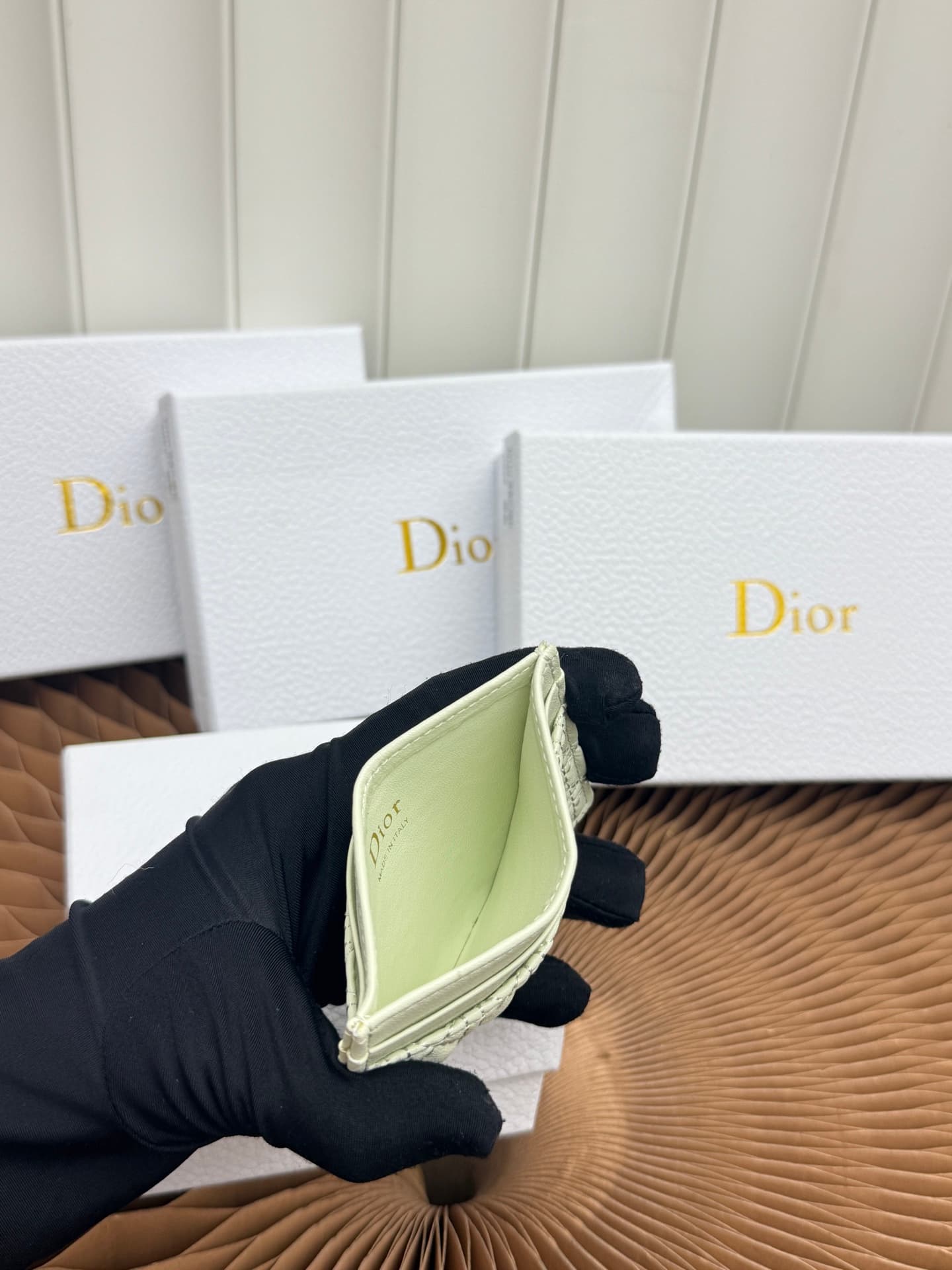 C396 This Baby Bow Freesia card case is designed in a elegant and practical manner. The black mini brocade pattern with leather texture, along with delicate bow details, offers a clever new interpretation of the classic brand’s theme. This exquisite acces — image 6