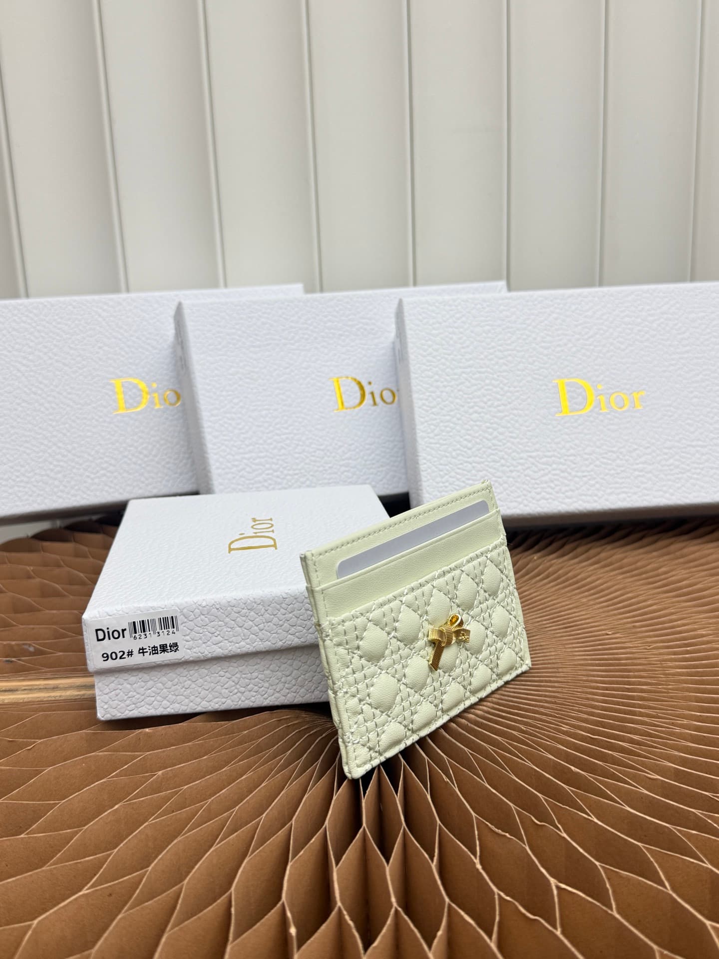 C396 This Baby Bow Freesia card case is designed in a elegant and practical manner. The black mini brocade pattern with leather texture, along with delicate bow details, offers a clever new interpretation of the classic brand’s theme. This exquisite acces — image 2