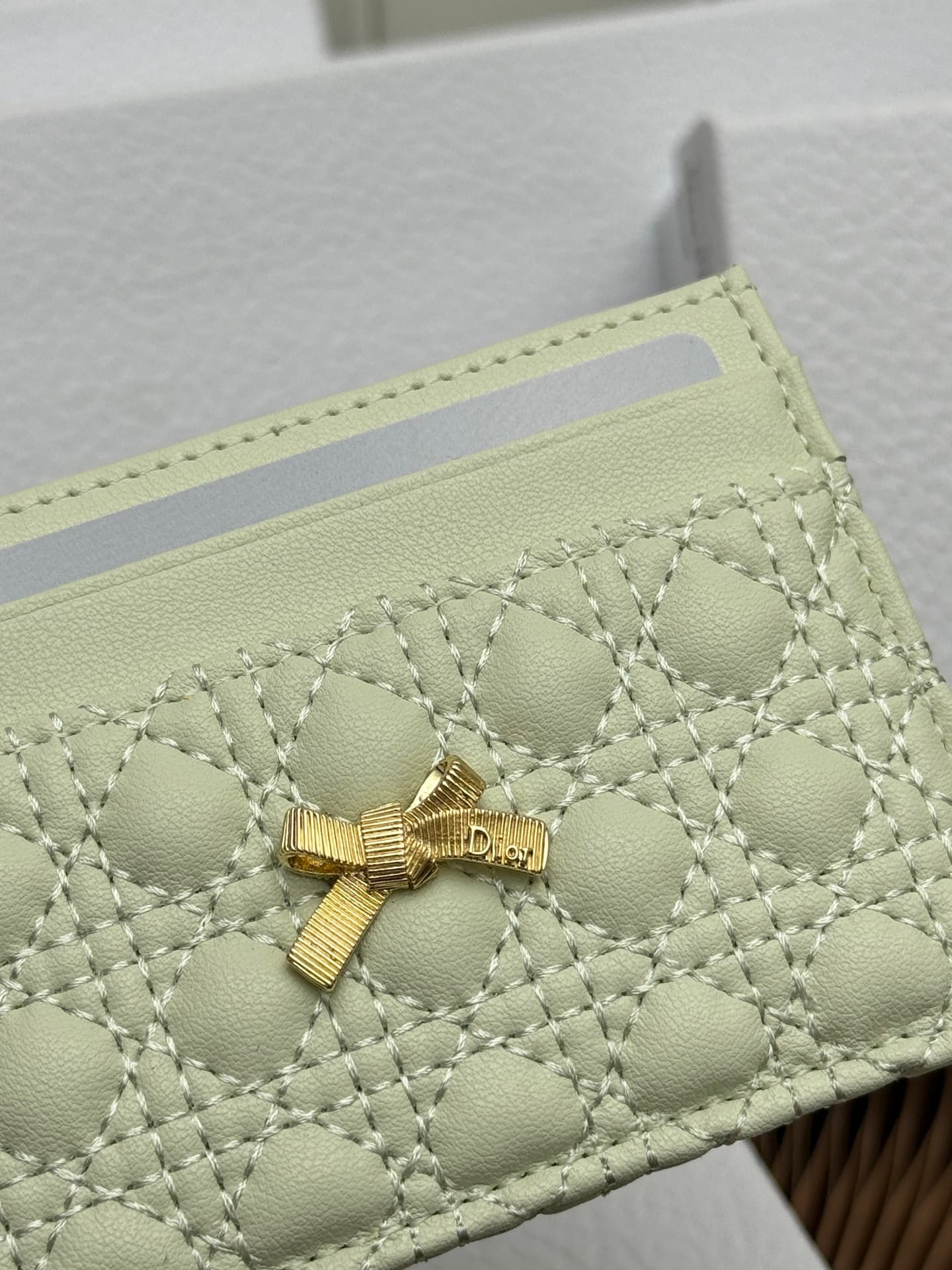 C396 This Baby Bow Freesia card case is designed in a elegant and practical manner. The black mini brocade pattern with leather texture, along with delicate bow details, offers a clever new interpretation of the classic brand’s theme. This exquisite acces — image 5