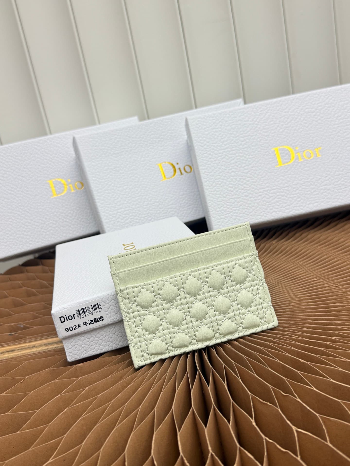 C396 This Baby Bow Freesia card case is designed in a elegant and practical manner. The black mini brocade pattern with leather texture, along with delicate bow details, offers a clever new interpretation of the classic brand’s theme. This exquisite acces — image 3
