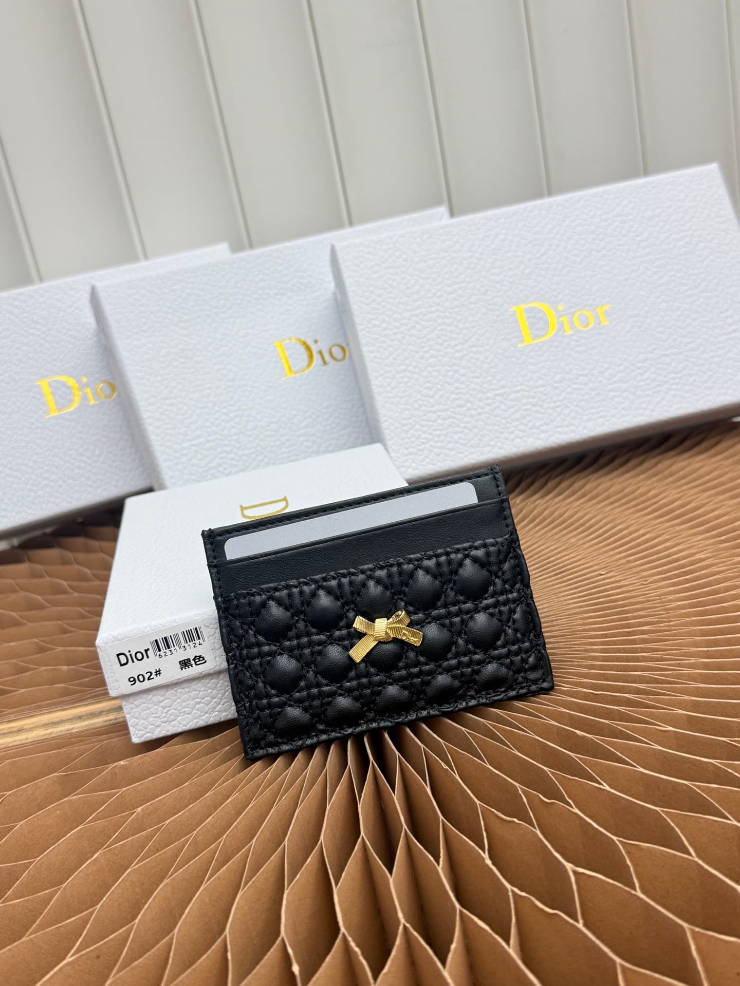 C394 This Baby Bow Freesia card holder is designed in a elegant and practical manner. The black mini-check pattern on the leather piece, combined with delicate bow ties, offers a clever new interpretation of the classic brand’s theme. This exquisite acces — image 1