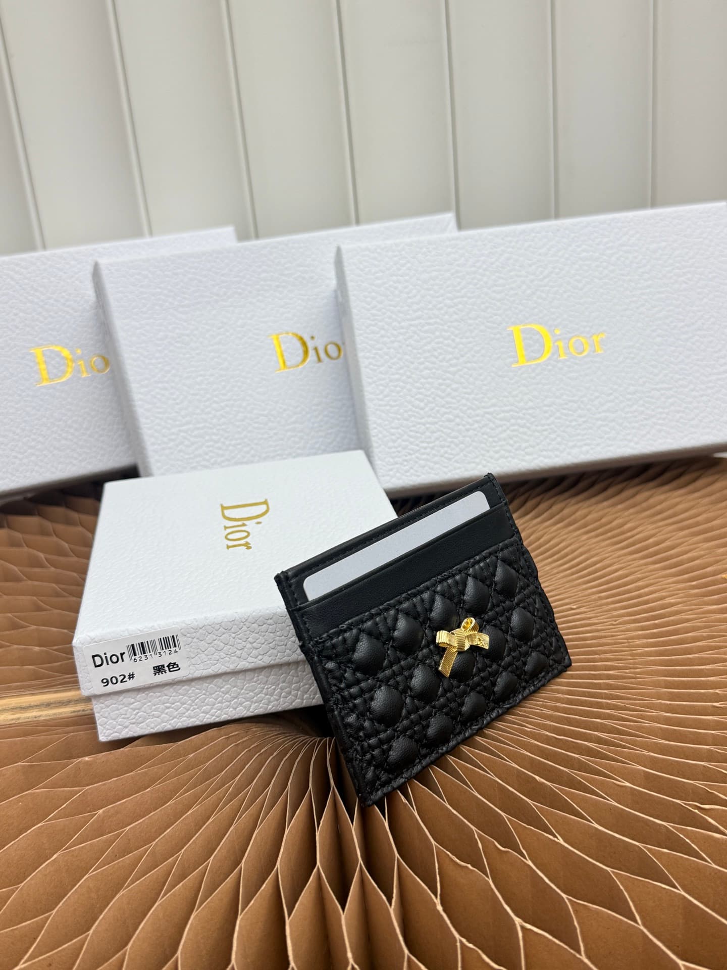 C394 This Baby Bow Freesia card holder is designed in a elegant and practical manner. The black mini-check pattern on the leather piece, combined with delicate bow ties, offers a clever new interpretation of the classic brand’s theme. This exquisite acces — image 2