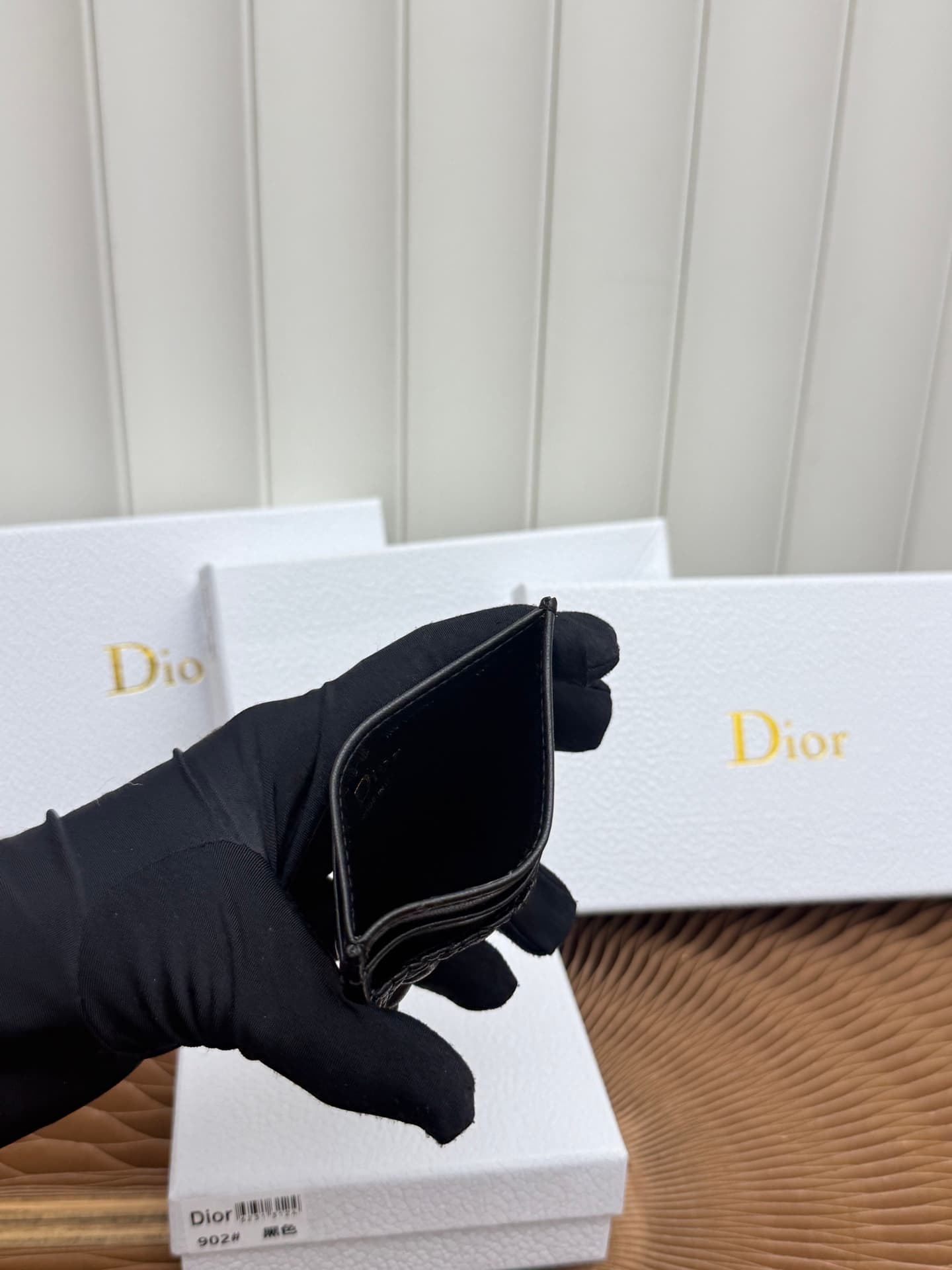 C394 This Baby Bow Freesia card holder is designed in a elegant and practical manner. The black mini-check pattern on the leather piece, combined with delicate bow ties, offers a clever new interpretation of the classic brand’s theme. This exquisite acces — image 7