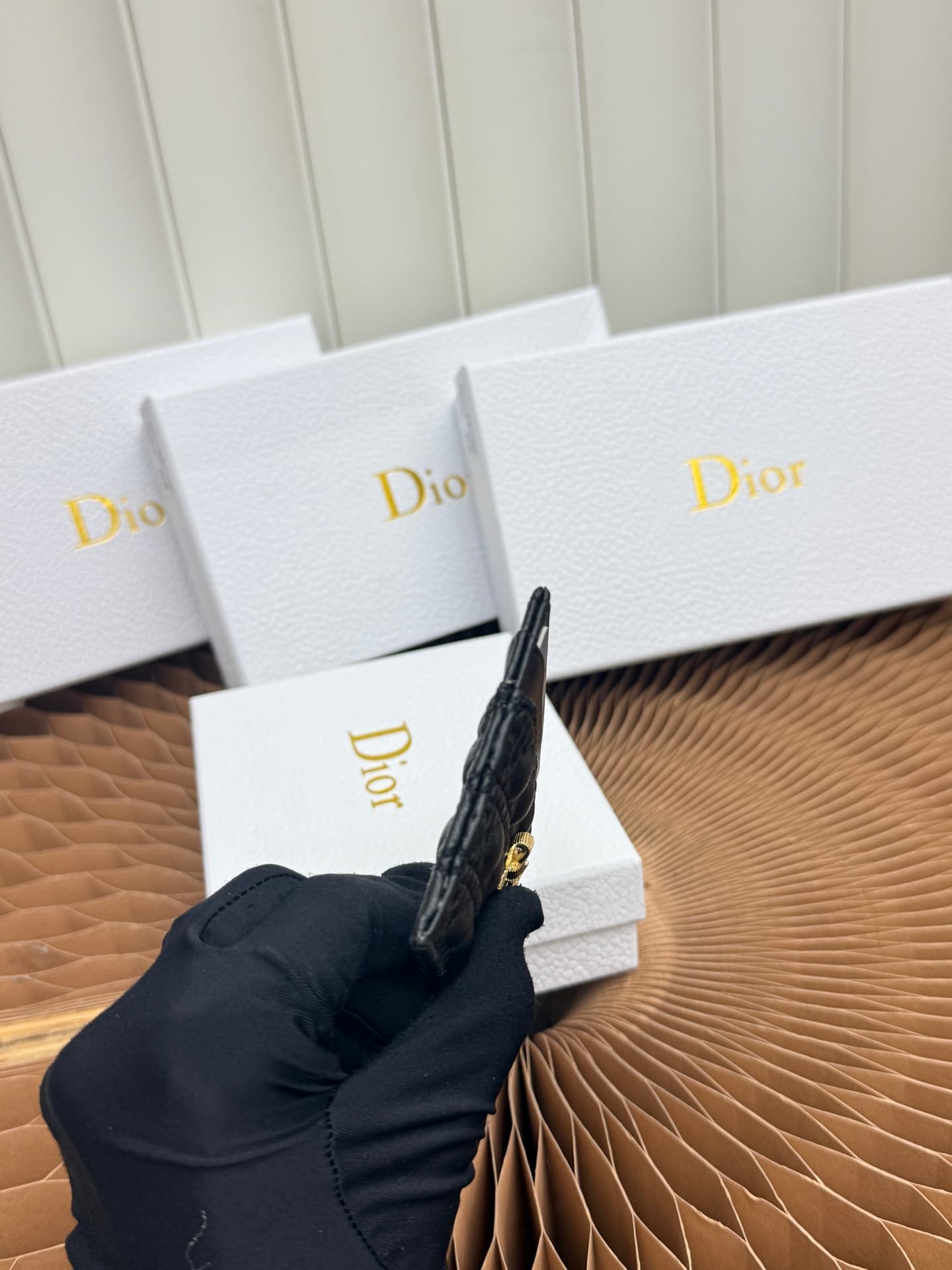 C394 This Baby Bow Freesia card holder is designed in a elegant and practical manner. The black mini-check pattern on the leather piece, combined with delicate bow ties, offers a clever new interpretation of the classic brand’s theme. This exquisite acces — image 4