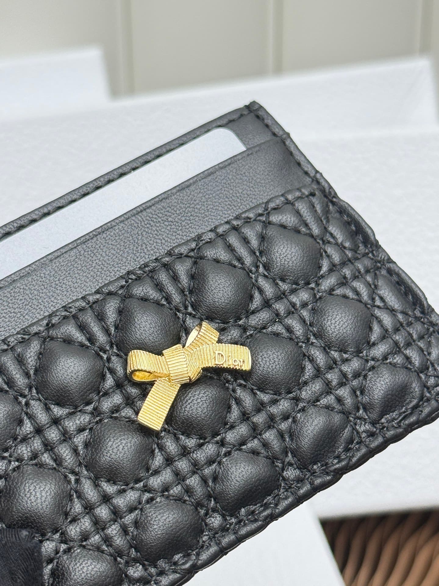 C394 This Baby Bow Freesia card holder is designed in a elegant and practical manner. The black mini-check pattern on the leather piece, combined with delicate bow ties, offers a clever new interpretation of the classic brand’s theme. This exquisite acces — image 6