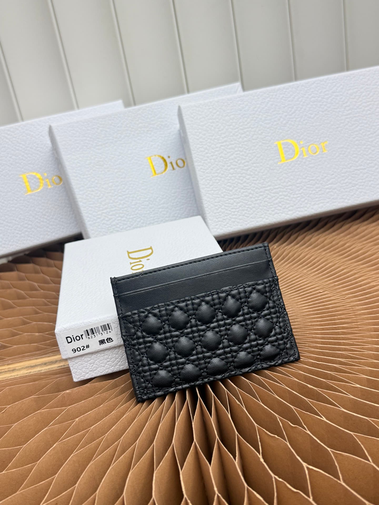 C394 This Baby Bow Freesia card holder is designed in a elegant and practical manner. The black mini-check pattern on the leather piece, combined with delicate bow ties, offers a clever new interpretation of the classic brand’s theme. This exquisite acces — image 3