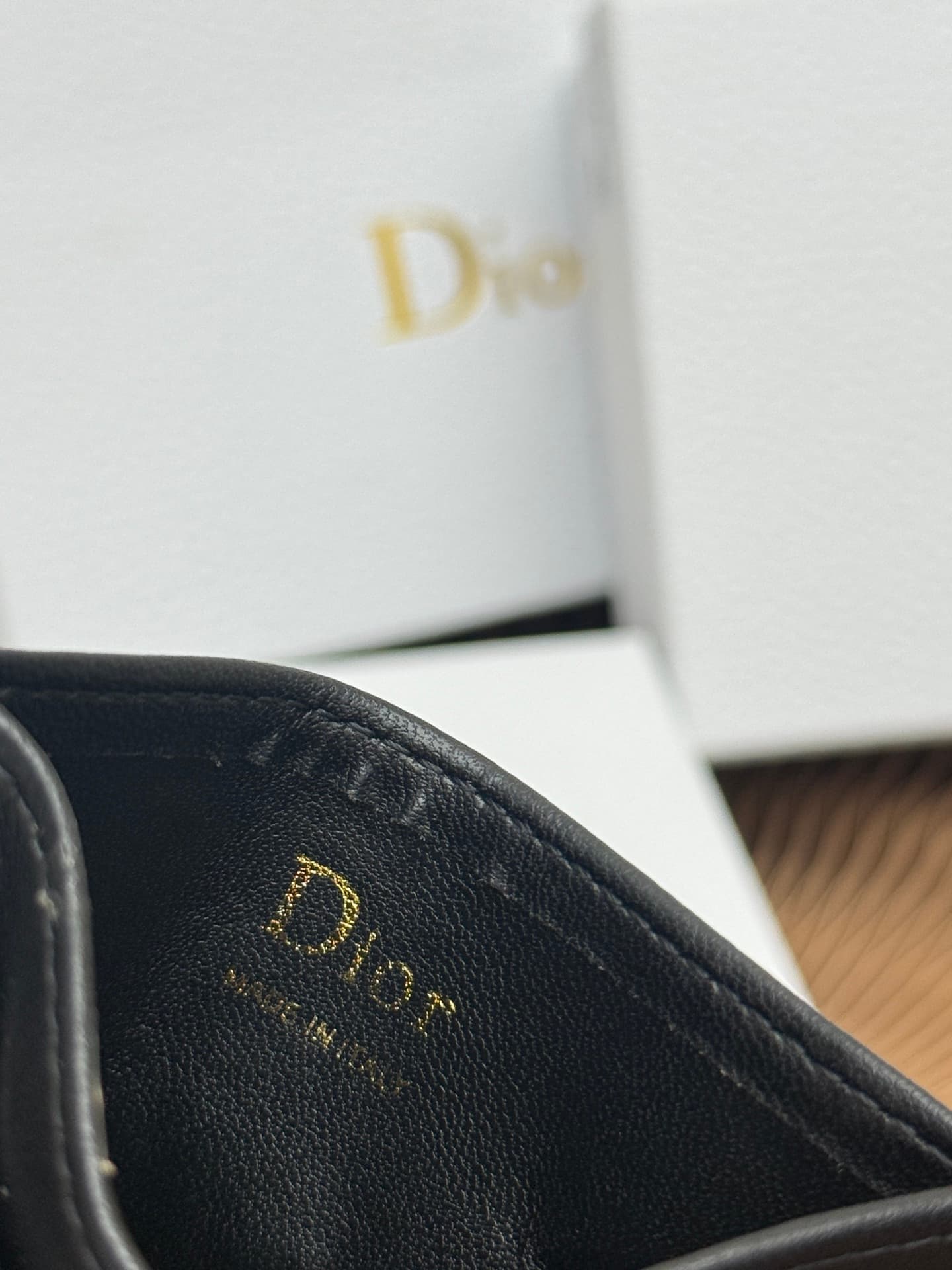 C394 This Baby Bow Freesia card holder is designed in a elegant and practical manner. The black mini-check pattern on the leather piece, combined with delicate bow ties, offers a clever new interpretation of the classic brand’s theme. This exquisite acces — image 8