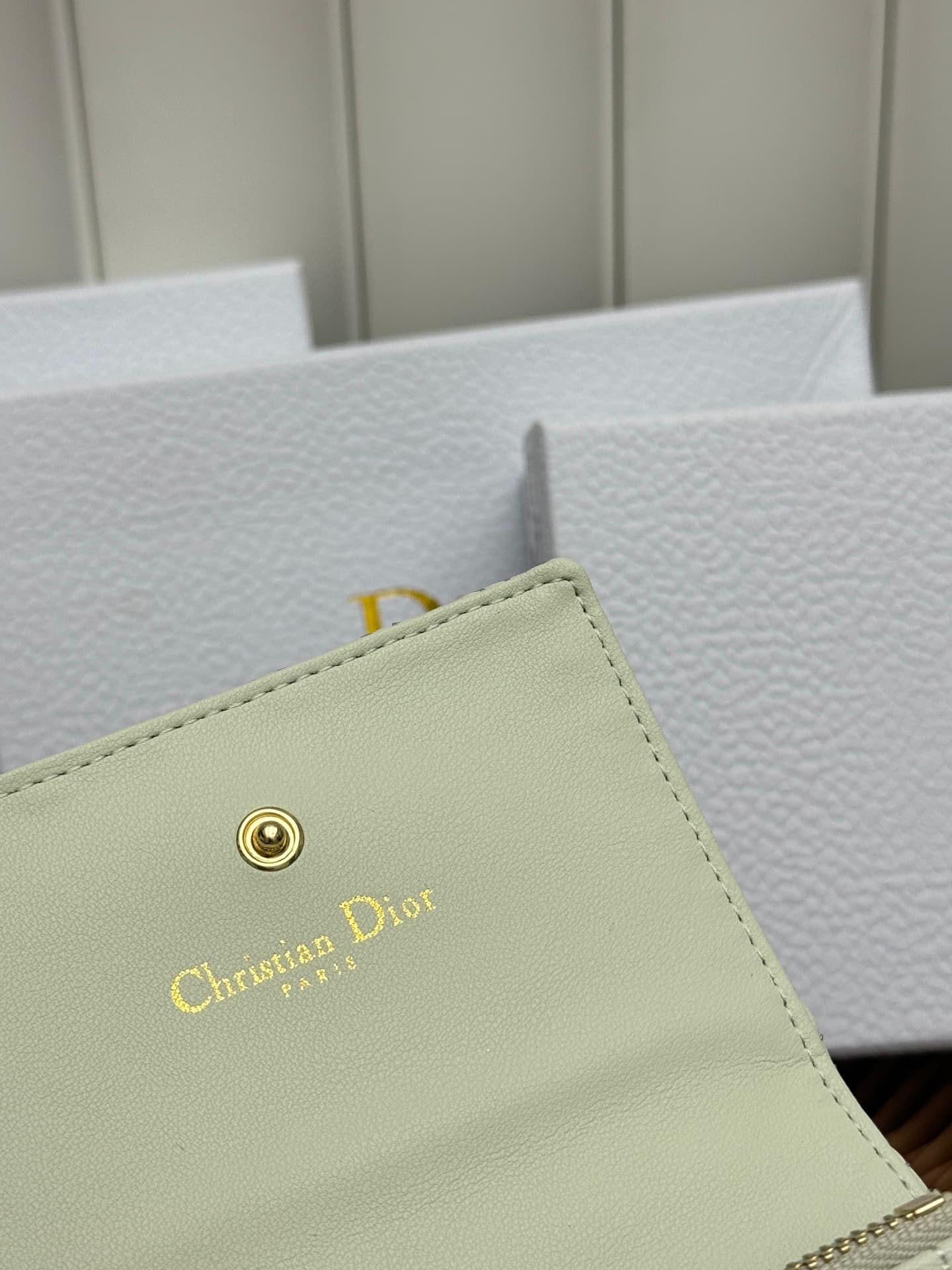 C399 The Baby Bow Glycine Silver Bag features a compact and practical design. The black mini brocade pattern with leather texture, along with delicate bow details, offers a clever new interpretation of the classic brand’s theme. This exquisite accessory c — image 7
