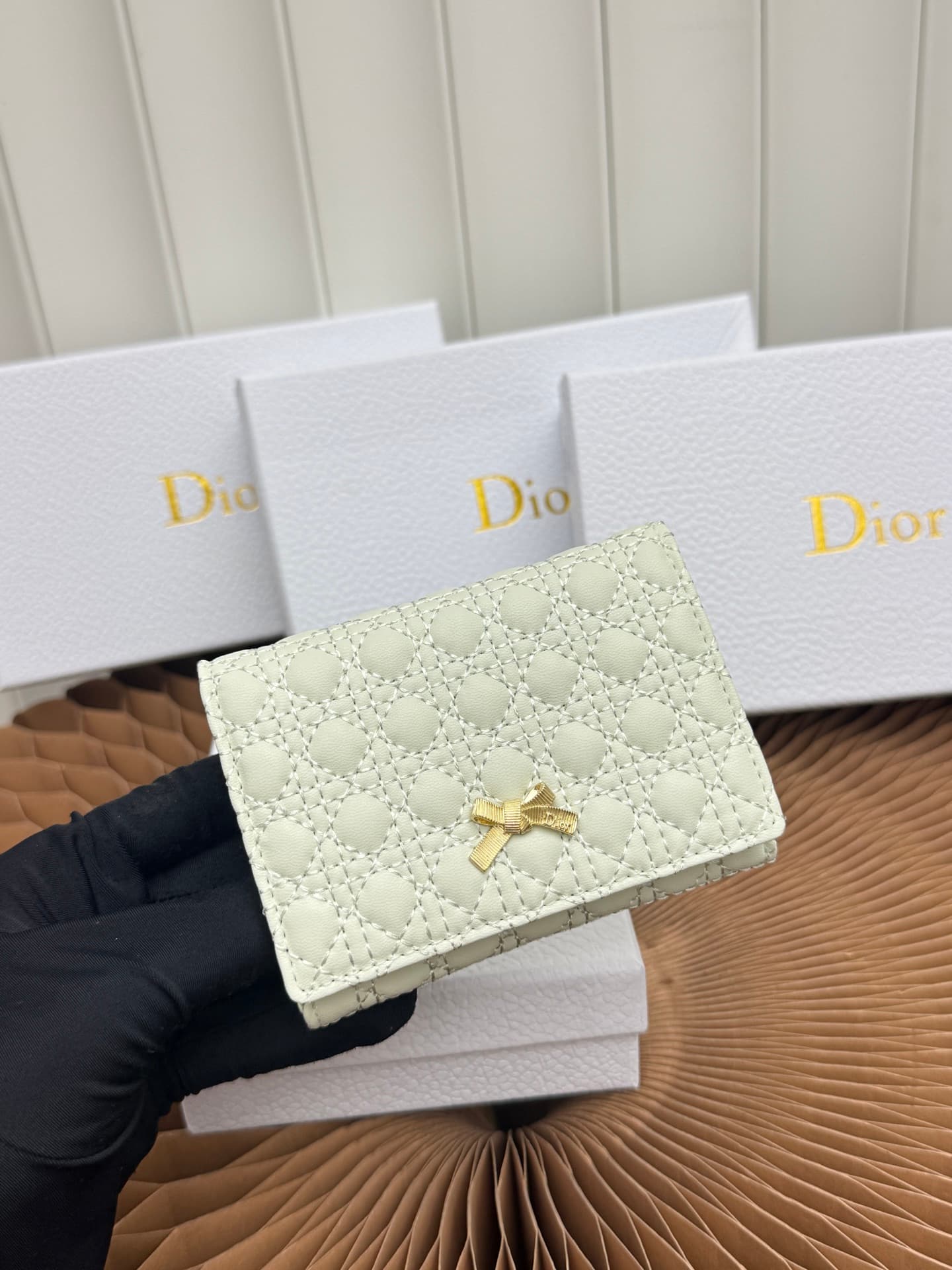 C399 The Baby Bow Glycine Silver Bag features a compact and practical design. The black mini brocade pattern with leather texture, along with delicate bow details, offers a clever new interpretation of the classic brand’s theme. This exquisite accessory c — image 4