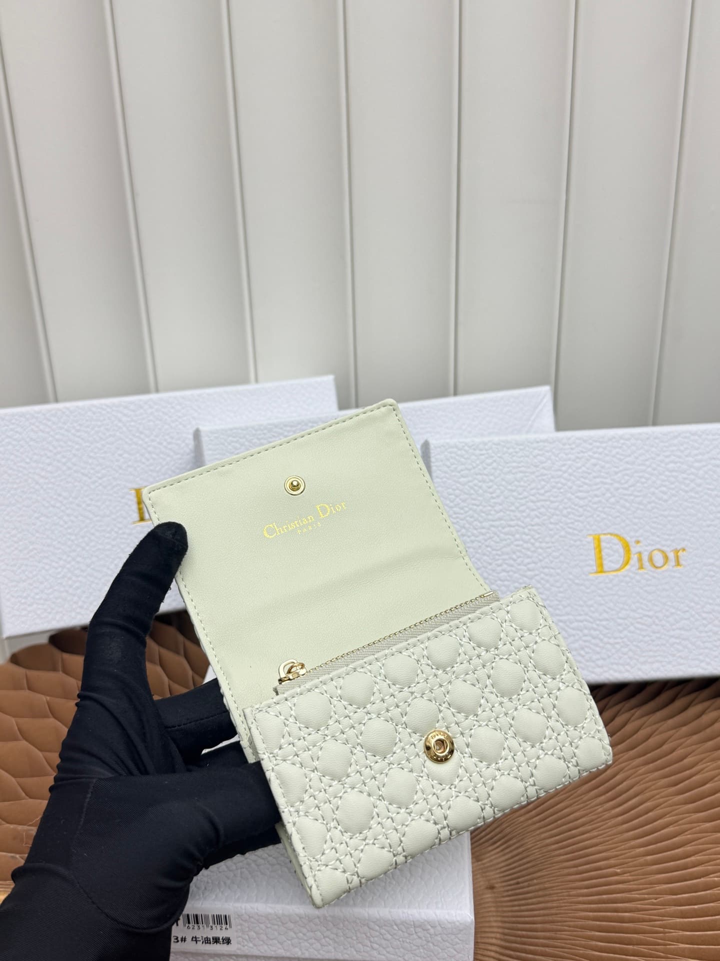 C399 The Baby Bow Glycine Silver Bag features a compact and practical design. The black mini brocade pattern with leather texture, along with delicate bow details, offers a clever new interpretation of the classic brand’s theme. This exquisite accessory c — image 6