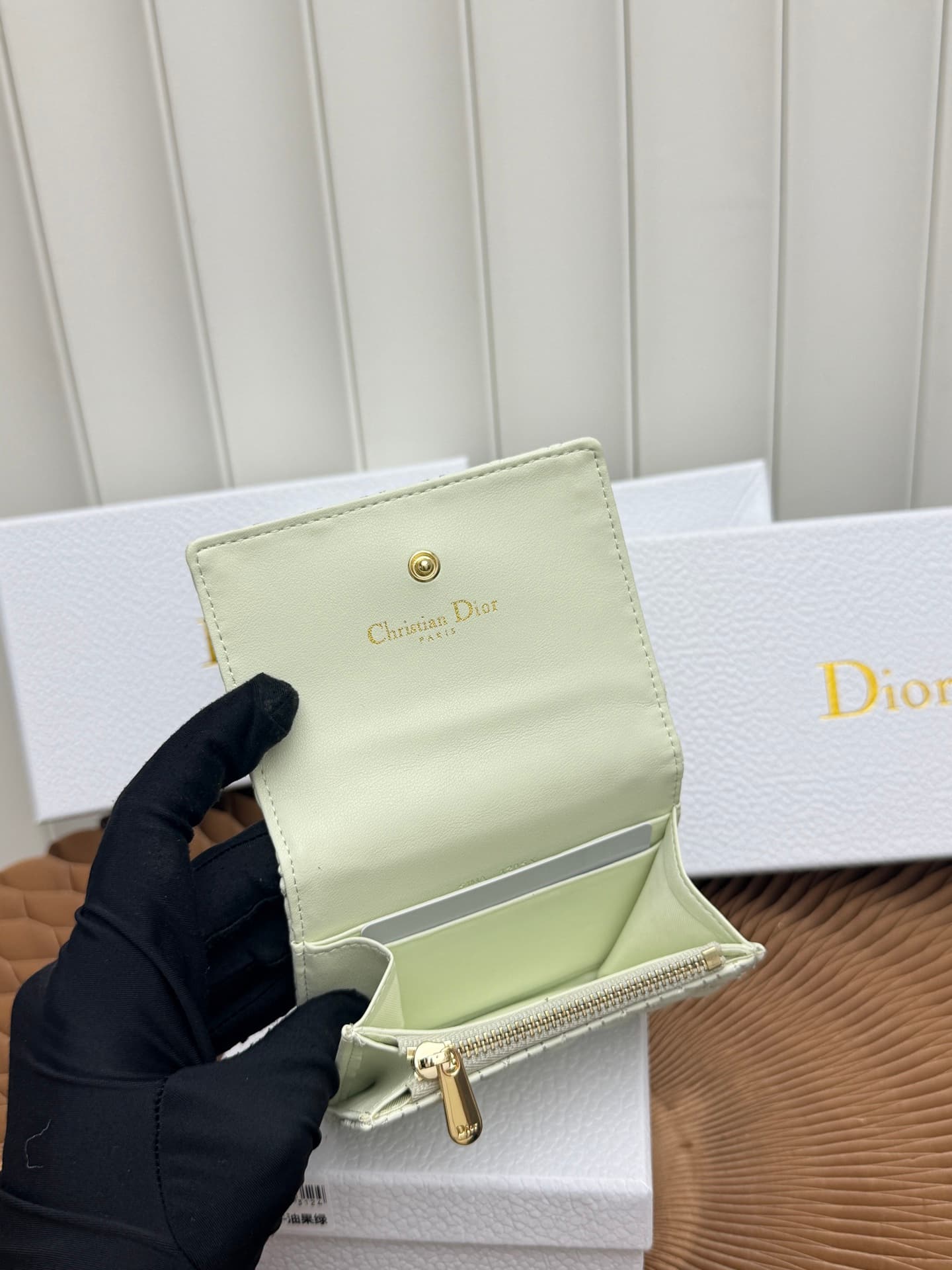 C399 The Baby Bow Glycine Silver Bag features a compact and practical design. The black mini brocade pattern with leather texture, along with delicate bow details, offers a clever new interpretation of the classic brand’s theme. This exquisite accessory c — image 8