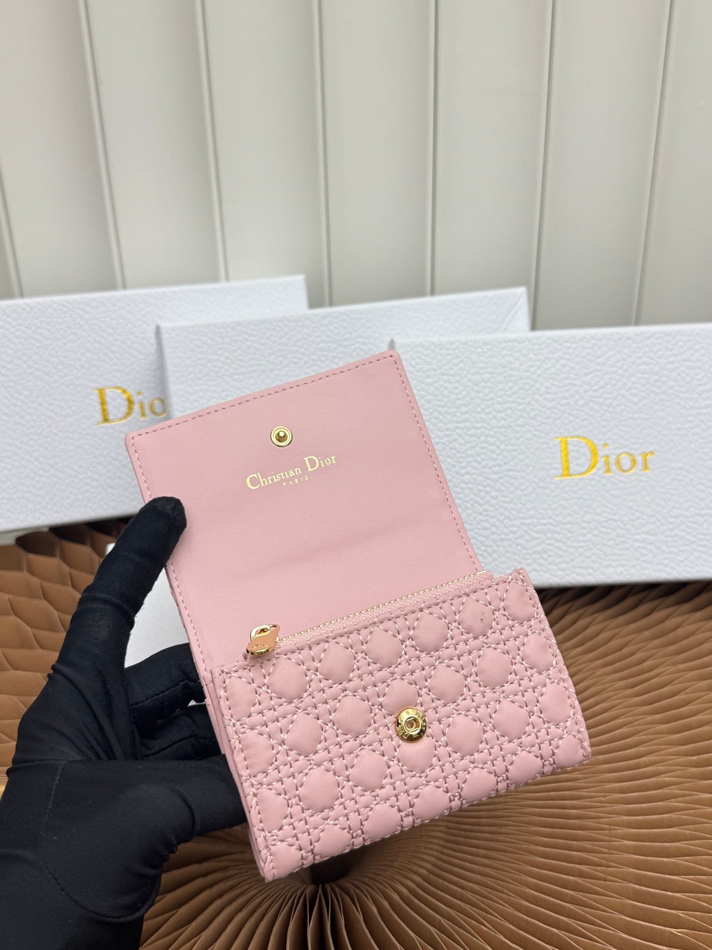 C398 The Baby Bow Glycine silver bag is characterized by its compact and practical design. The black mini rattan pattern with leather accents, along with delicate bow ties, offer a clever new interpretation of the classic brand’s theme. This exquisite acc — image 6