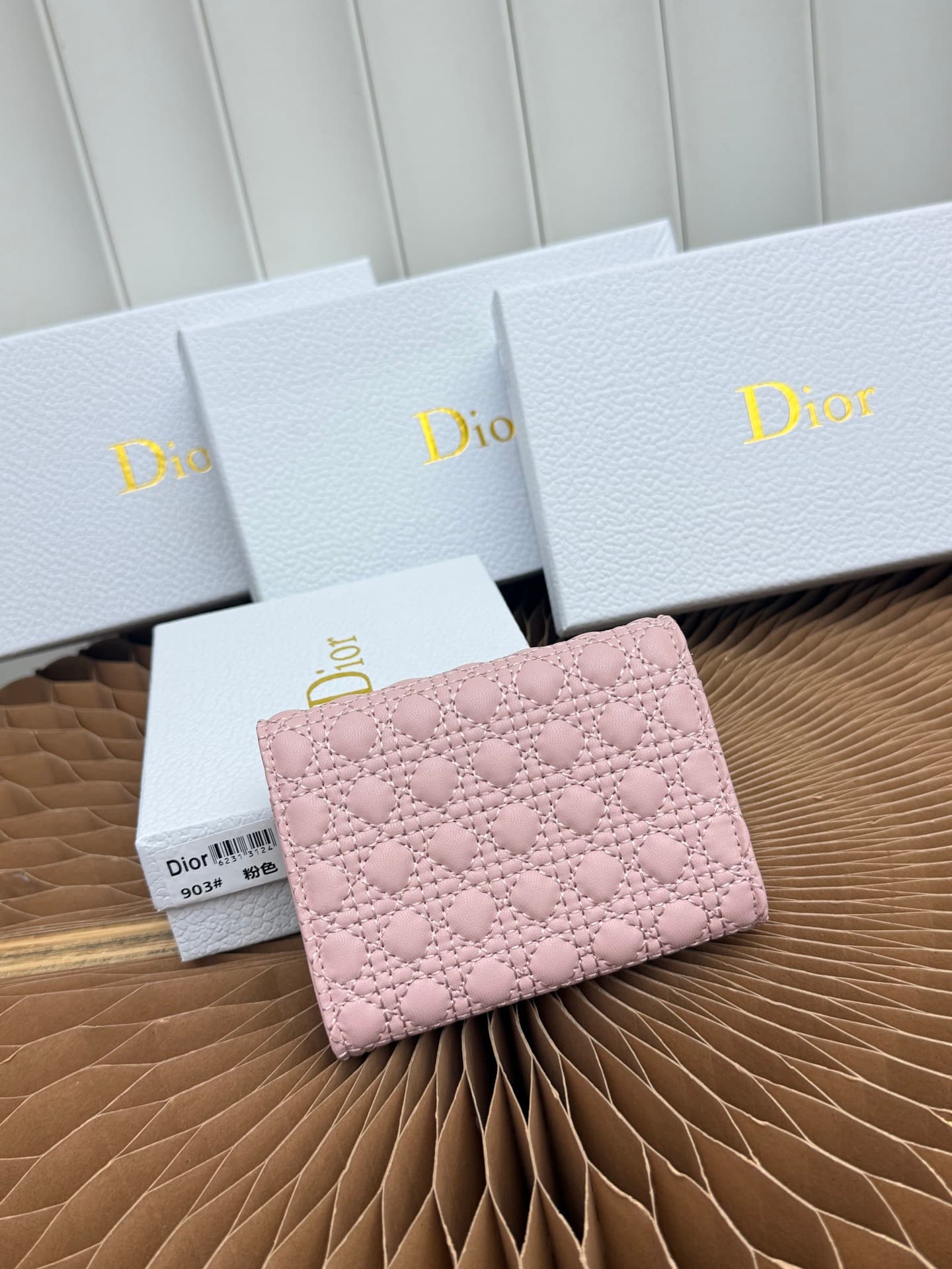 C398 The Baby Bow Glycine silver bag is characterized by its compact and practical design. The black mini rattan pattern with leather accents, along with delicate bow ties, offer a clever new interpretation of the classic brand’s theme. This exquisite acc — image 3