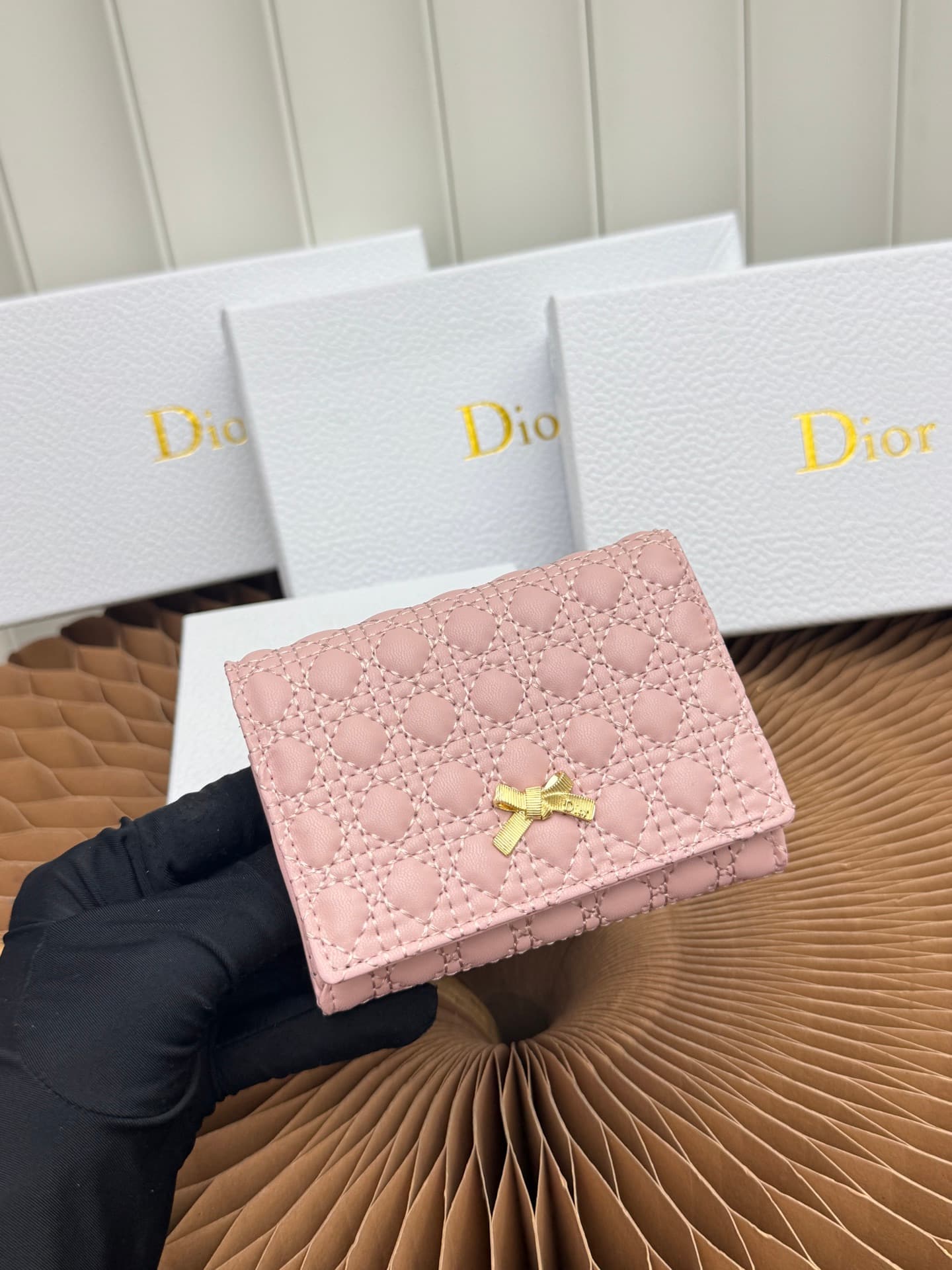 C398 The Baby Bow Glycine silver bag is characterized by its compact and practical design. The black mini rattan pattern with leather accents, along with delicate bow ties, offer a clever new interpretation of the classic brand’s theme. This exquisite acc — image 4