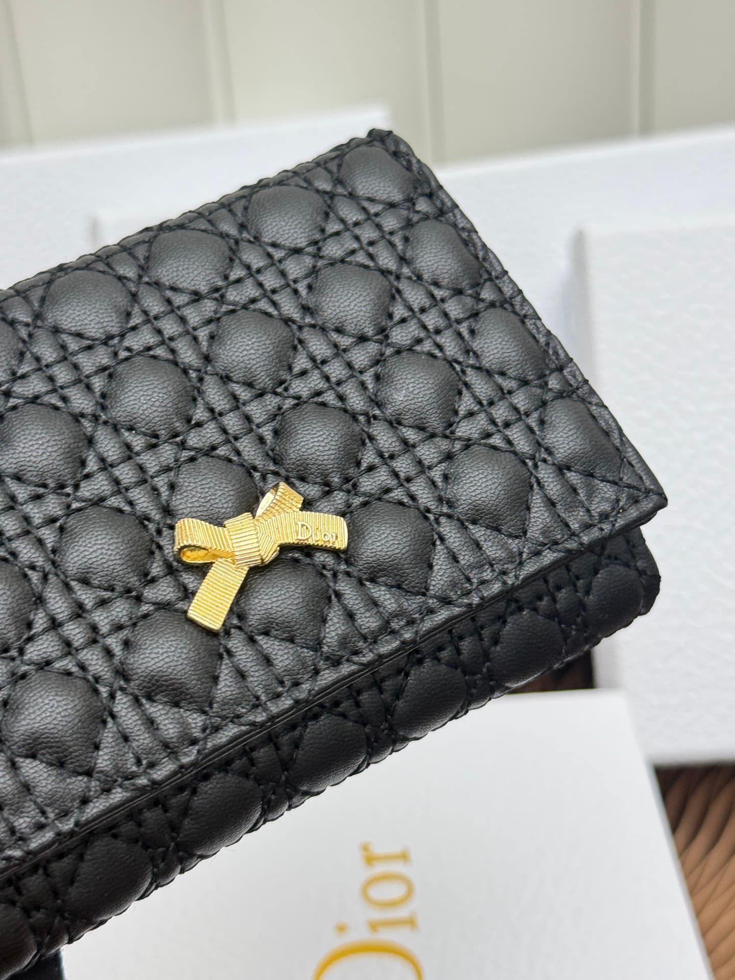 C397 The Baby Bow Glycine Silver Bag features a compact and practical design. The black mini brocade pattern with leather texture, along with delicate bow details, offers a unique interpretation of the classic brand’s theme. This exquisite accessory can h — image 5