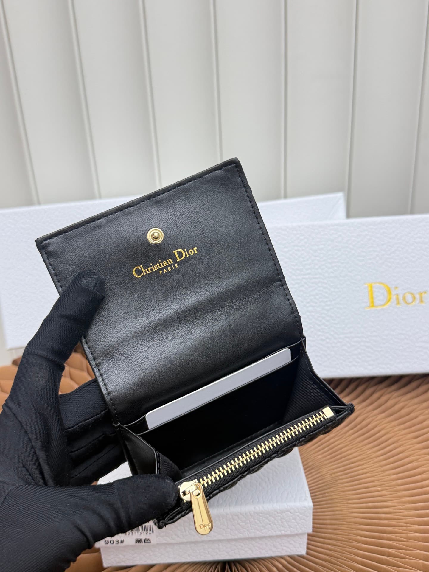 C397 The Baby Bow Glycine Silver Bag features a compact and practical design. The black mini brocade pattern with leather texture, along with delicate bow details, offers a unique interpretation of the classic brand’s theme. This exquisite accessory can h — image 8