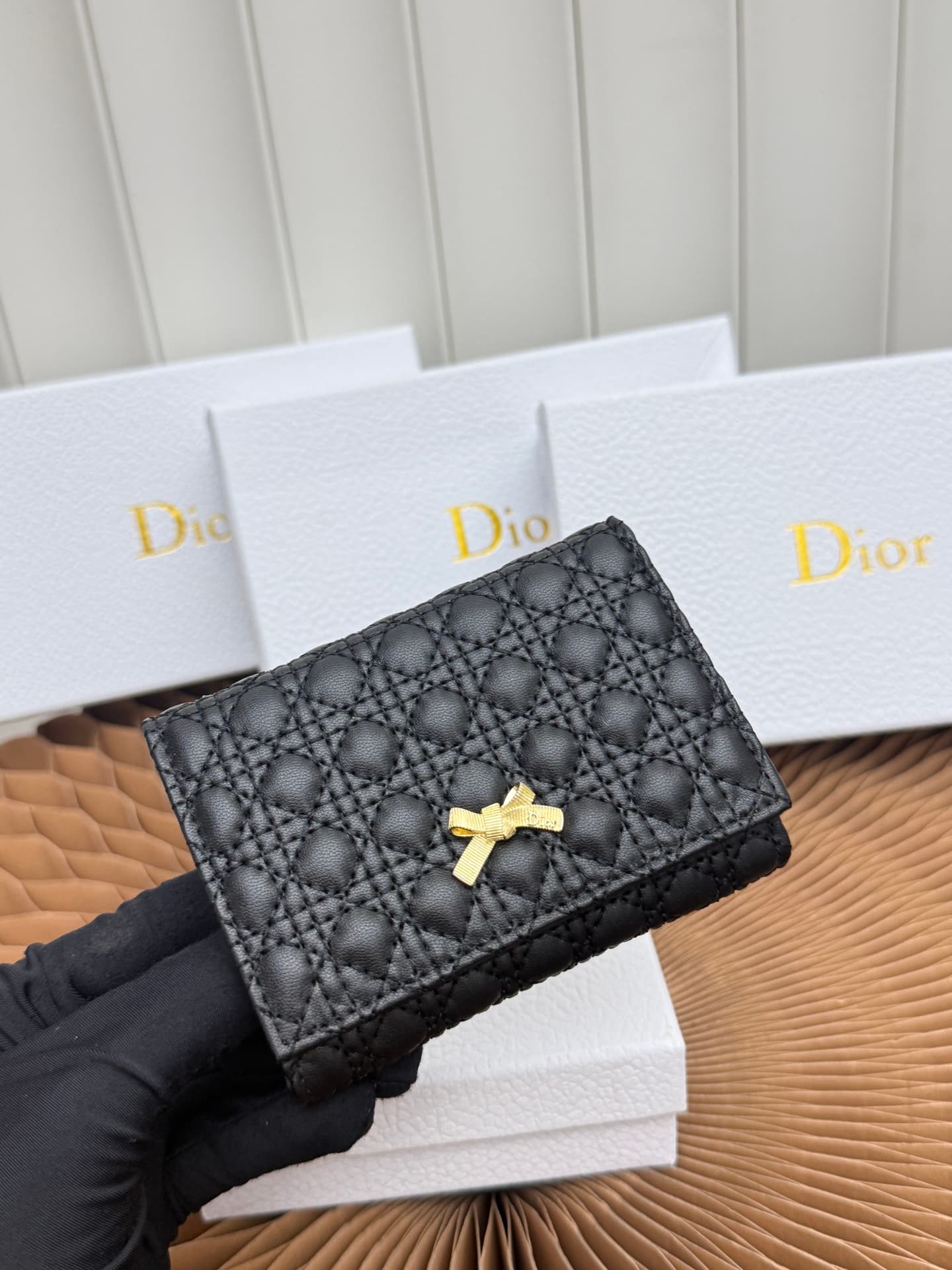 C397 The Baby Bow Glycine Silver Bag features a compact and practical design. The black mini brocade pattern with leather texture, along with delicate bow details, offers a unique interpretation of the classic brand’s theme. This exquisite accessory can h — image 4