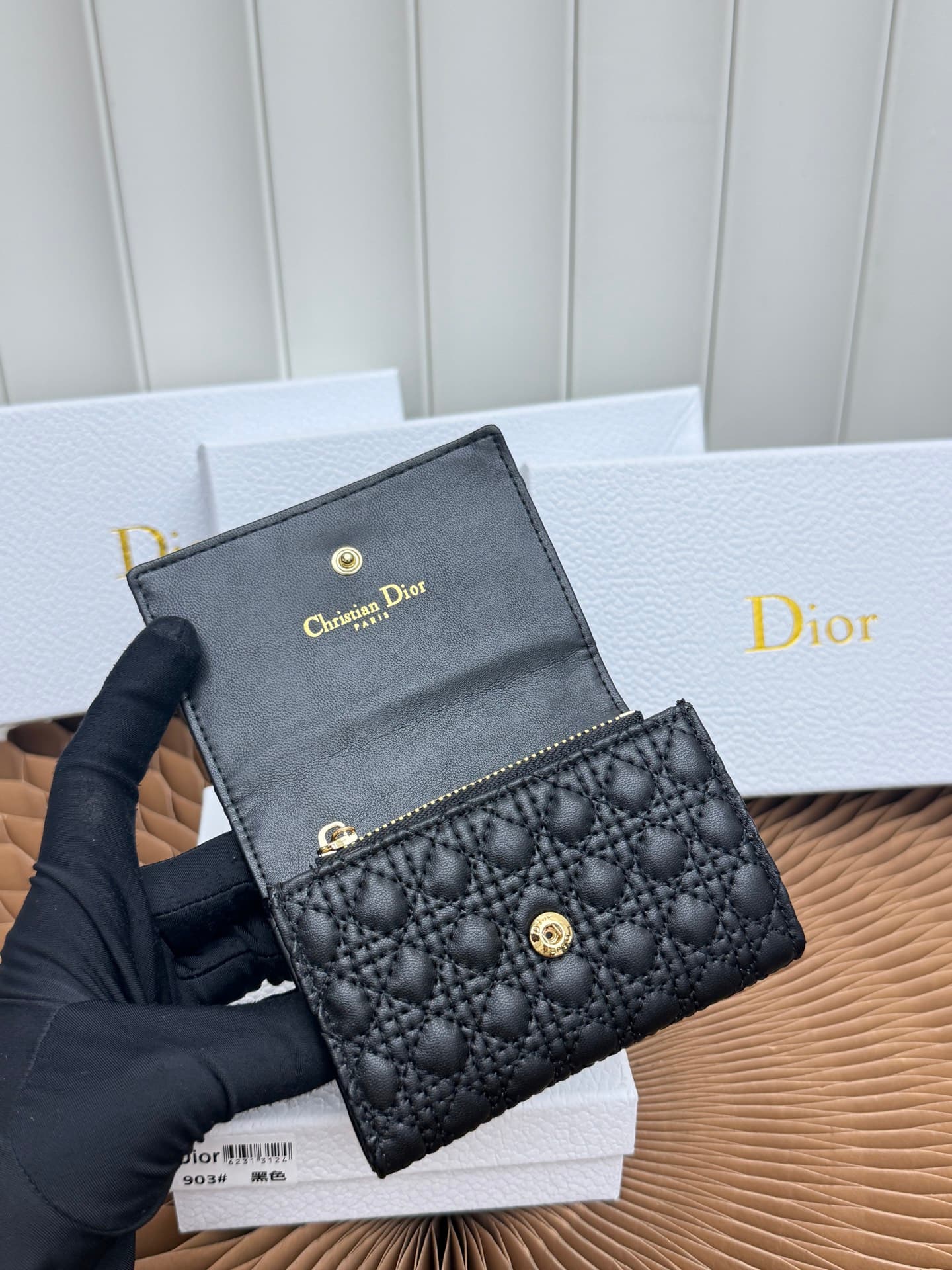 C397 The Baby Bow Glycine Silver Bag features a compact and practical design. The black mini brocade pattern with leather texture, along with delicate bow details, offers a unique interpretation of the classic brand’s theme. This exquisite accessory can h — image 6