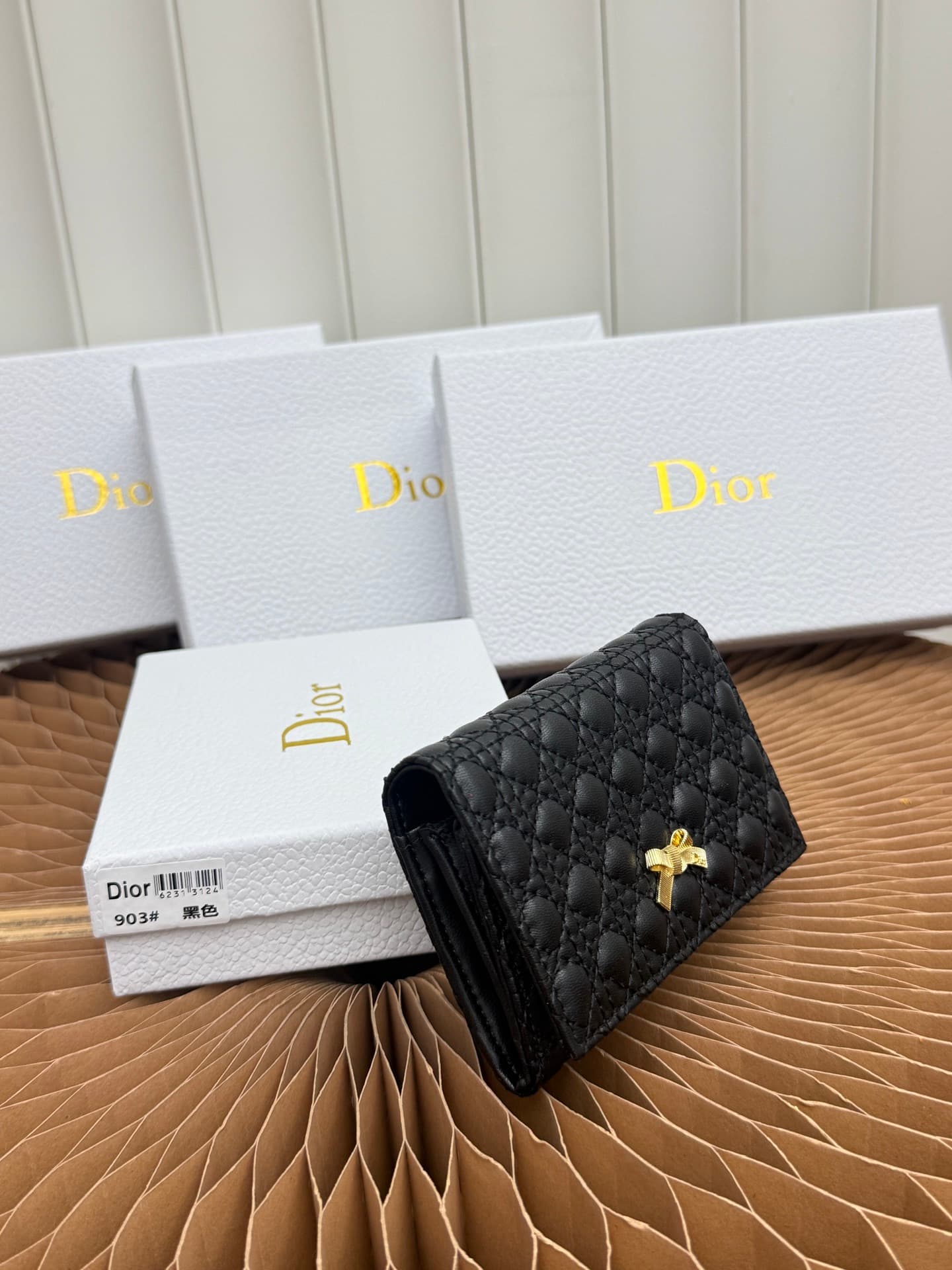 C397 The Baby Bow Glycine Silver Bag features a compact and practical design. The black mini brocade pattern with leather texture, along with delicate bow details, offers a unique interpretation of the classic brand’s theme. This exquisite accessory can h — image 2