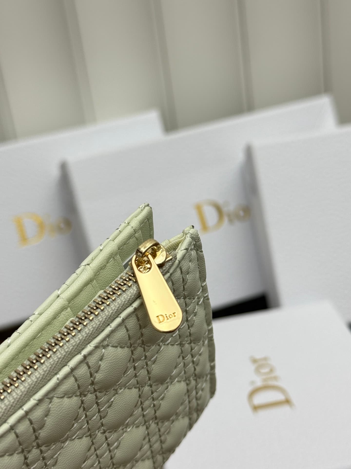 C402 Baby Bow Begonia silver bag combines elegant style with high practicality. The black mini twill pattern in lambskin, along with delicate bow details, offers a clever new interpretation of the classic brand’s theme design. This essential daily accesso — image 5