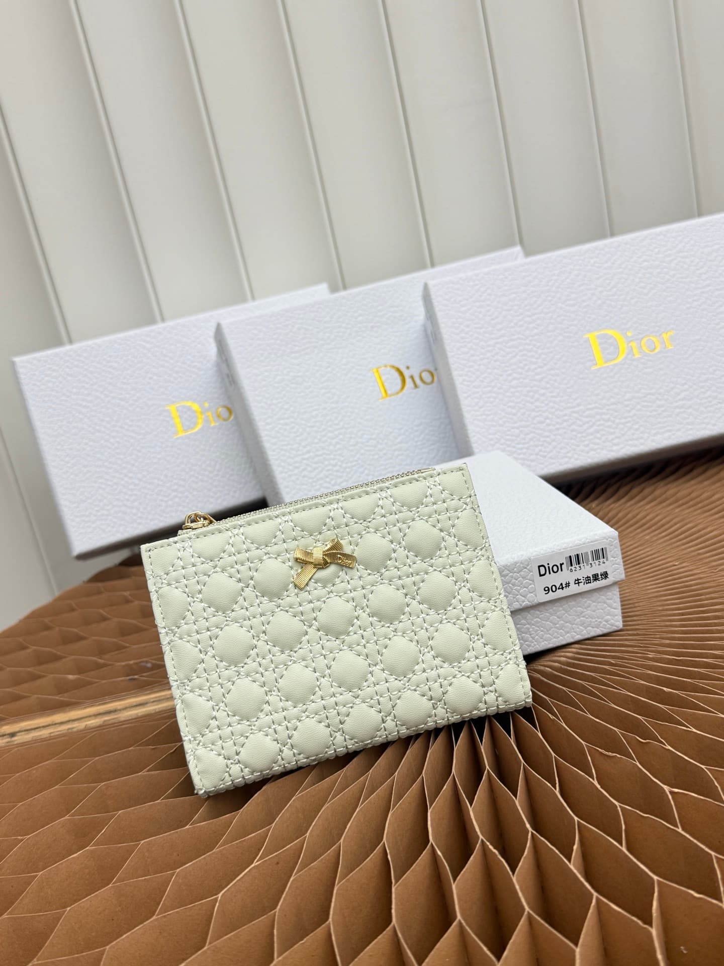 C402 Baby Bow Begonia silver bag combines elegant style with high practicality. The black mini twill pattern in lambskin, along with delicate bow details, offers a clever new interpretation of the classic brand’s theme design. This essential daily accesso — image 1