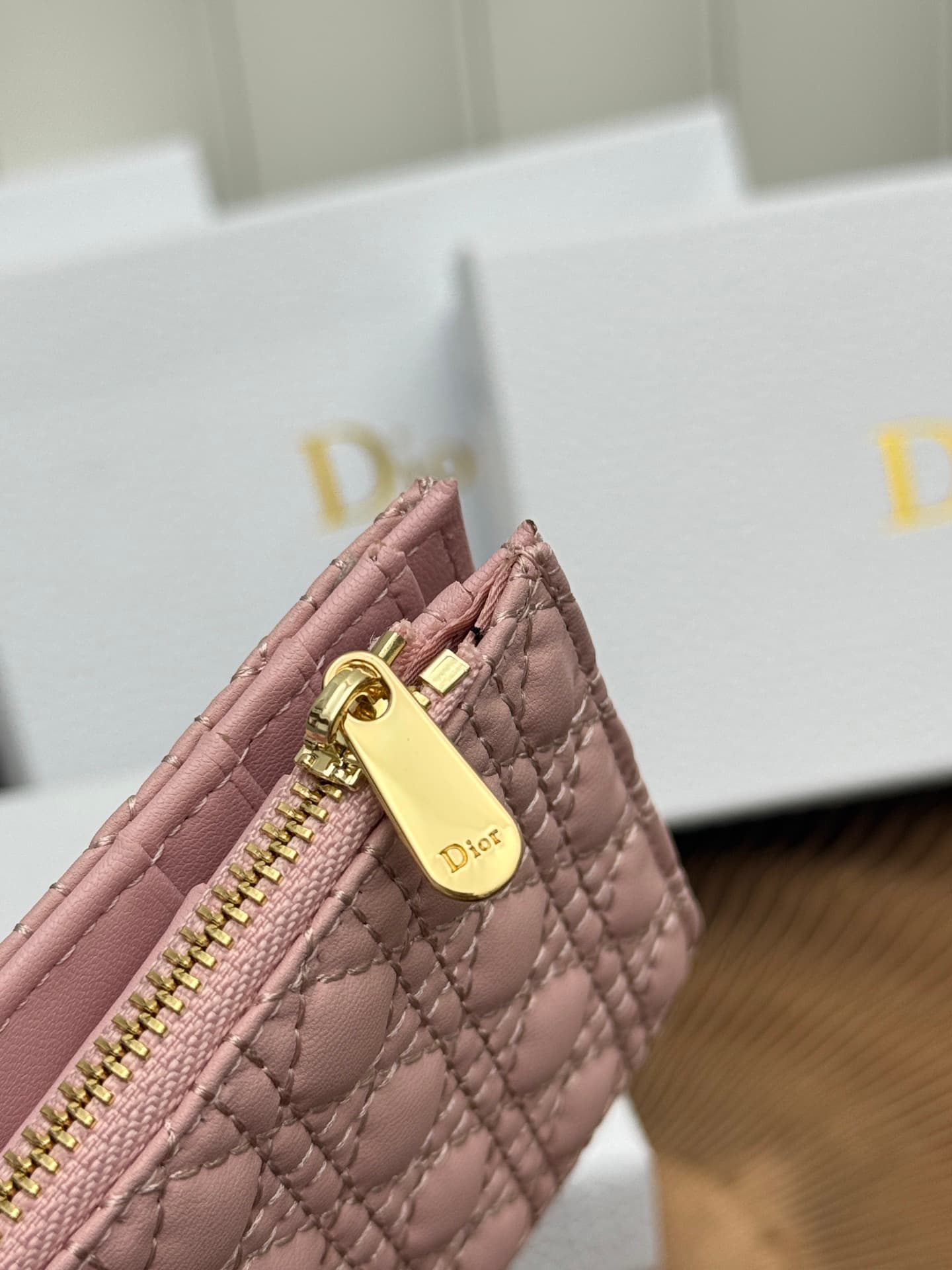 C401 Baby Bow Begonia silver bag combines elegant style with high practicality. The black mini vine pattern on the lamb leather, along with delicate bow ties, offers a clever new interpretation of the classic brand’s theme. This essential daily accessory  — image 6