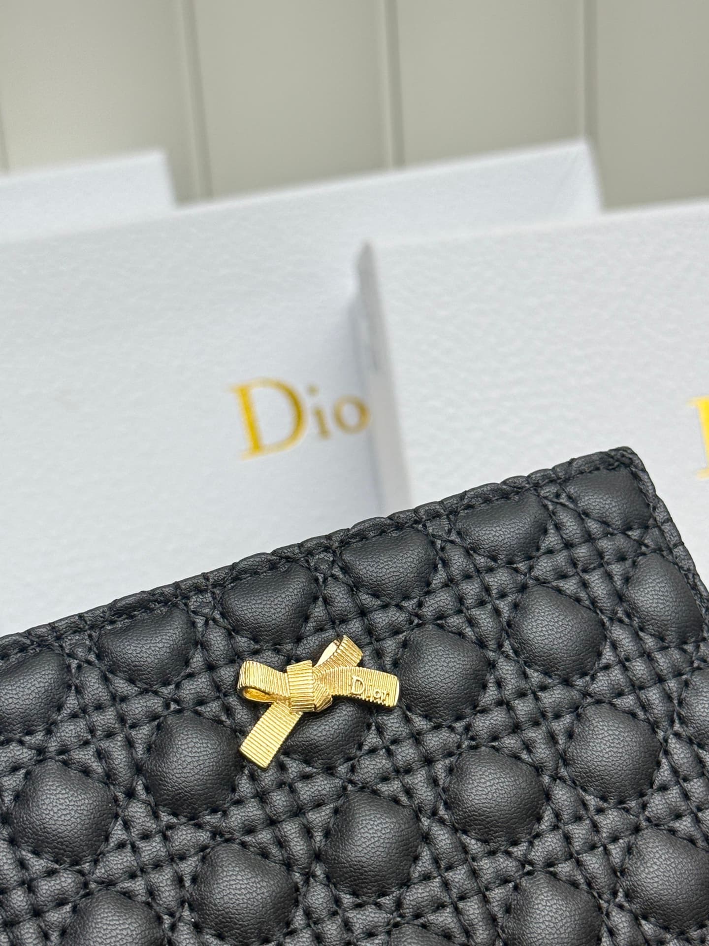 C400 Baby Bow Begonia silver bag combines elegant style with high practicality. The black mini vine pattern on the suede material, combined with delicate bow details, offers a clever new interpretation of the classic brand’s theme. This essential daily ac — image 4